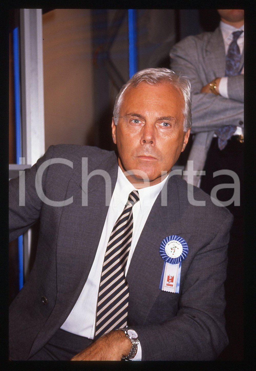 Giorgio ARMANI - MODA Stilista e imprenditore 1990 ca * 35 mm vintage slide 3  Diapositiva d'epoca, in formato 35 mm.CONDIZIONI: GOODE' severamente vietata la riproduzione. Tutti i diritti sono riservati.ICharta mette in vendita, sul negozio eBay e in esclusiva sul sito "icharta" il proprio archivio composto da numerose diapositive e negativi fotografici d'epoca, tutti originali e autentici, che attraversano la storia del costume italiano tra gli la fine degli anni Sessanta e Novanta.Si tratta di uno sguardo inedito sull'attualità, la politica, la vita quotidiana, il gossip e la cultura, che fotografa il cambiamento della nazione in quest'ultimo scorcio del XX secolo. Un'occasione unica per il mercato del collezionismo, che vede finalmente disponibile un archivio eccezionale per vastità, tematiche e condizioni, in un settore (il negativo fotografico e la diapositiva) di assoluta novità e dalle interessanti prospettive di investimento.  GOOD/buono   originale e autentica 1