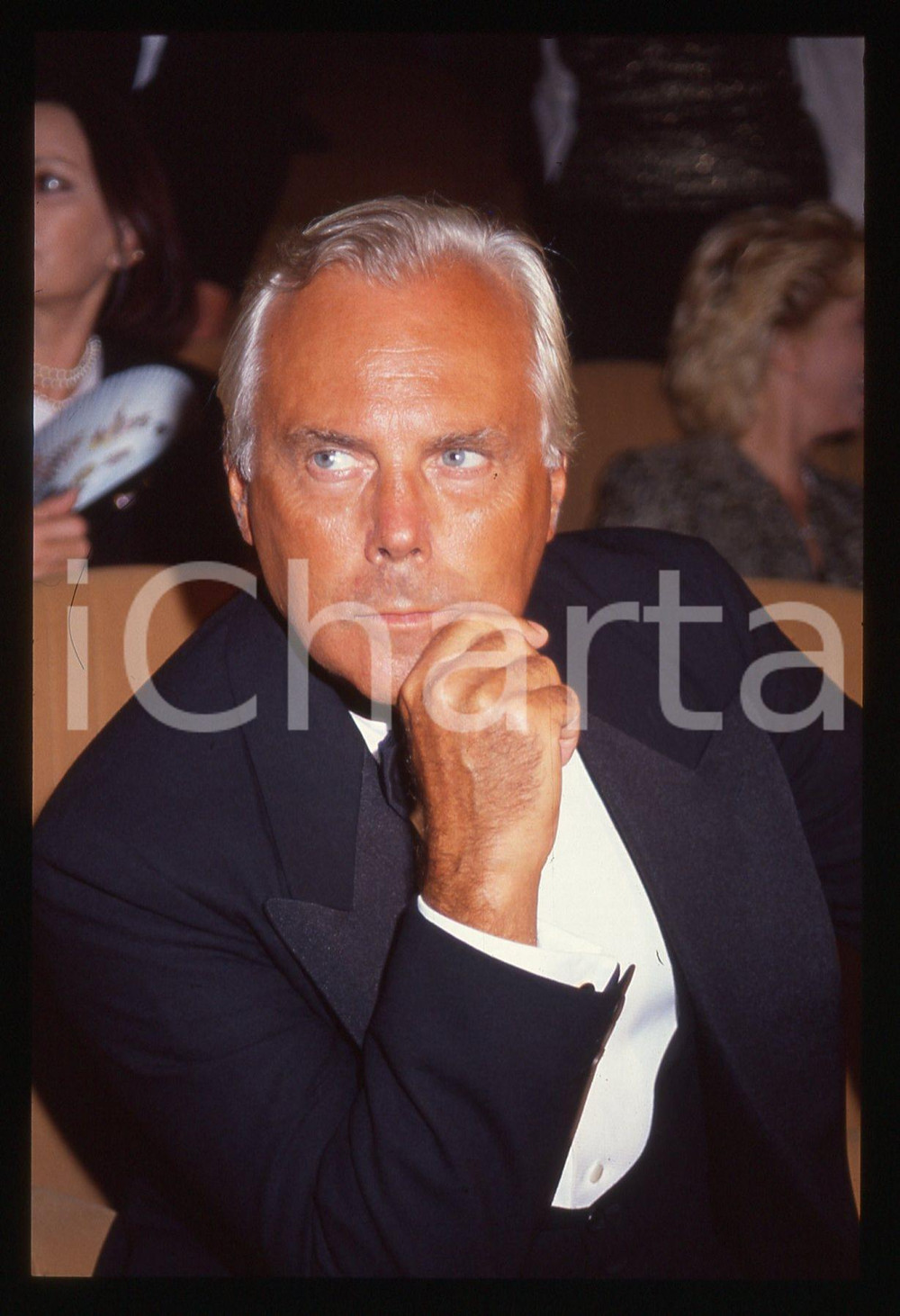 Giorgio ARMANI - MODA Stilista e imprenditore 1990 ca * 35 mm vintage slide 5  Diapositiva d'epoca, in formato 35 mm.CONDIZIONI: GOODE' severamente vietata la riproduzione. Tutti i diritti sono riservati.ICharta mette in vendita, sul negozio eBay e in esclusiva sul sito "icharta" il proprio archivio composto da numerose diapositive e negativi fotografici d'epoca, tutti originali e autentici, che attraversano la storia del costume italiano tra gli la fine degli anni Sessanta e Novanta.Si tratta di uno sguardo inedito sull'attualità, la politica, la vita quotidiana, il gossip e la cultura, che fotografa il cambiamento della nazione in quest'ultimo scorcio del XX secolo. Un'occasione unica per il mercato del collezionismo, che vede finalmente disponibile un archivio eccezionale per vastità, tematiche e condizioni, in un settore (il negativo fotografico e la diapositiva) di assoluta novità e dalle interessanti prospettive di investimento.  GOOD/buono   originale e autentica 1
