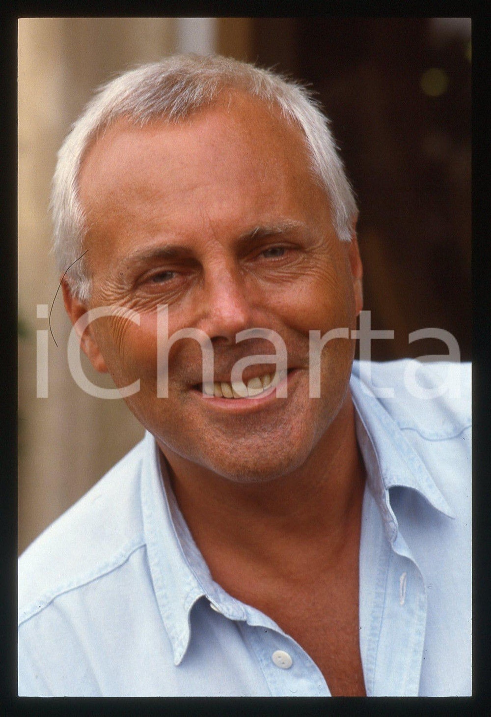 Giorgio ARMANI - MODA Stilista e imprenditore 1990 ca * 35 mm vintage slide 9  Diapositiva d'epoca, in formato 35 mm.CONDIZIONI: GOODE' severamente vietata la riproduzione. Tutti i diritti sono riservati.ICharta mette in vendita, sul negozio eBay e in esclusiva sul sito "icharta" il proprio archivio composto da numerose diapositive e negativi fotografici d'epoca, tutti originali e autentici, che attraversano la storia del costume italiano tra gli la fine degli anni Sessanta e Novanta.Si tratta di uno sguardo inedito sull'attualità, la politica, la vita quotidiana, il gossip e la cultura, che fotografa il cambiamento della nazione in quest'ultimo scorcio del XX secolo. Un'occasione unica per il mercato del collezionismo, che vede finalmente disponibile un archivio eccezionale per vastità, tematiche e condizioni, in un settore (il negativo fotografico e la diapositiva) di assoluta novità e dalle interessanti prospettive di investimento.  GOOD/buono   originale e autentica 1