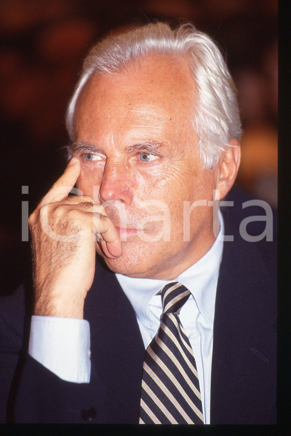Giorgio ARMANI - MODA Stilista e imprenditore 1990 ca * 35 mm vintage slide 11  Diapositiva d'epoca, in formato 35 mm.CONDIZIONI: GOODE' severamente vietata la riproduzione. Tutti i diritti sono riservati.ICharta mette in vendita, sul negozio eBay e in esclusiva sul sito "icharta" il proprio archivio composto da numerose diapositive e negativi fotografici d'epoca, tutti originali e autentici, che attraversano la storia del costume italiano tra gli la fine degli anni Sessanta e Novanta.Si tratta di uno sguardo inedito sull'attualità, la politica, la vita quotidiana, il gossip e la cultura, che fotografa il cambiamento della nazione in quest'ultimo scorcio del XX secolo. Un'occasione unica per il mercato del collezionismo, che vede finalmente disponibile un archivio eccezionale per vastità, tematiche e condizioni, in un settore (il negativo fotografico e la diapositiva) di assoluta novità e dalle interessanti prospettive di investimento.  GOOD/buono   originale e autentica 1