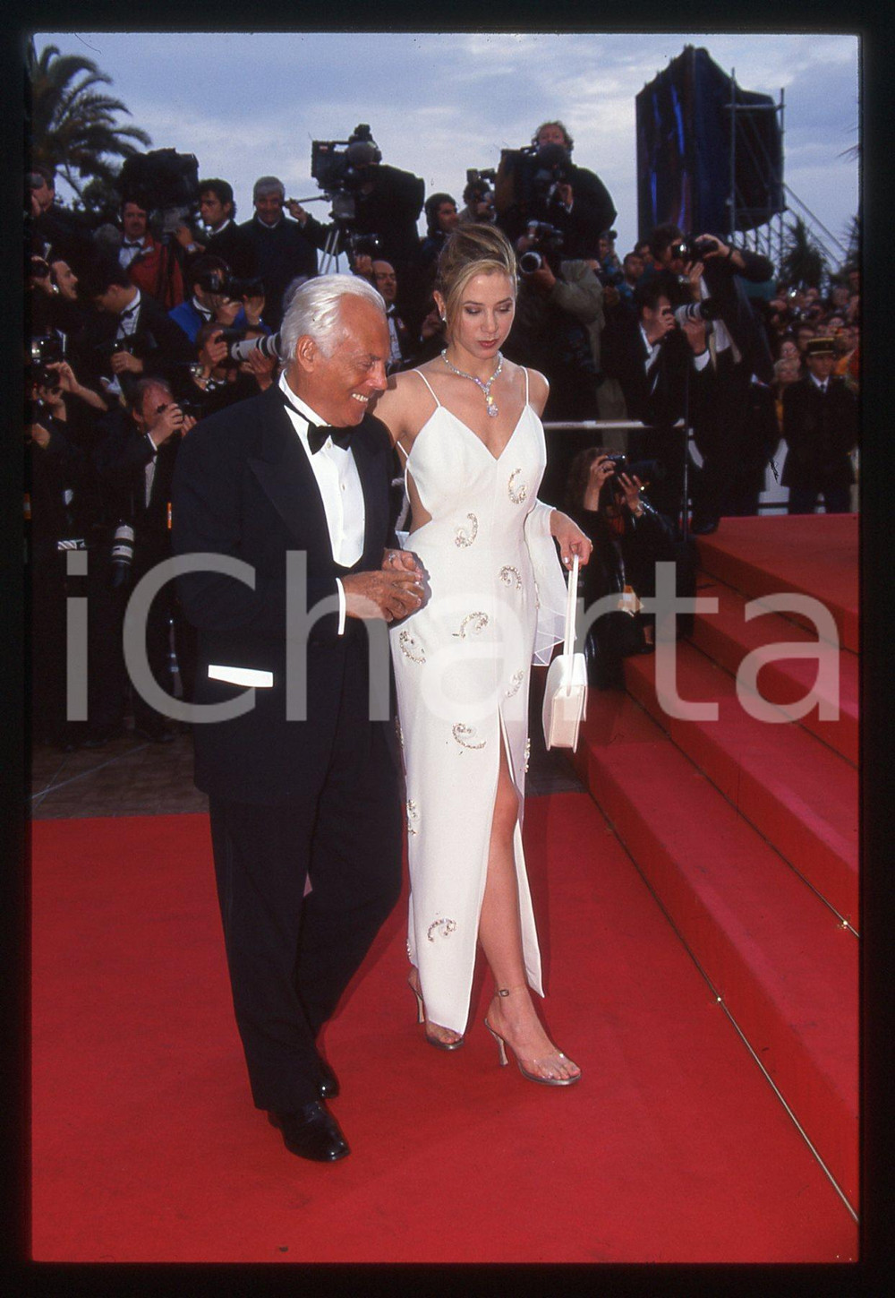 Giorgio ARMANI e Mira SORVINO - 1997 FESTIVAL CANNES * 35 mm vintage slide  Diapositiva d'epoca, in formato 35 mm.CONDIZIONI: GOODE' severamente vietata la riproduzione. Tutti i diritti sono riservati.ICharta mette in vendita, sul negozio eBay e in esclusiva sul sito "icharta" il proprio archivio composto da numerose diapositive e negativi fotografici d'epoca, tutti originali e autentici, che attraversano la storia del costume italiano tra gli la fine degli anni Sessanta e Novanta.Si tratta di uno sguardo inedito sull'attualità, la politica, la vita quotidiana, il gossip e la cultura, che fotografa il cambiamento della nazione in quest'ultimo scorcio del XX secolo. Un'occasione unica per il mercato del collezionismo, che vede finalmente disponibile un archivio eccezionale per vastità, tematiche e condizioni, in un settore (il negativo fotografico e la diapositiva) di assoluta novità e dalle interessanti prospettive di investimento.  GOOD/buono   originale e autentica 1
