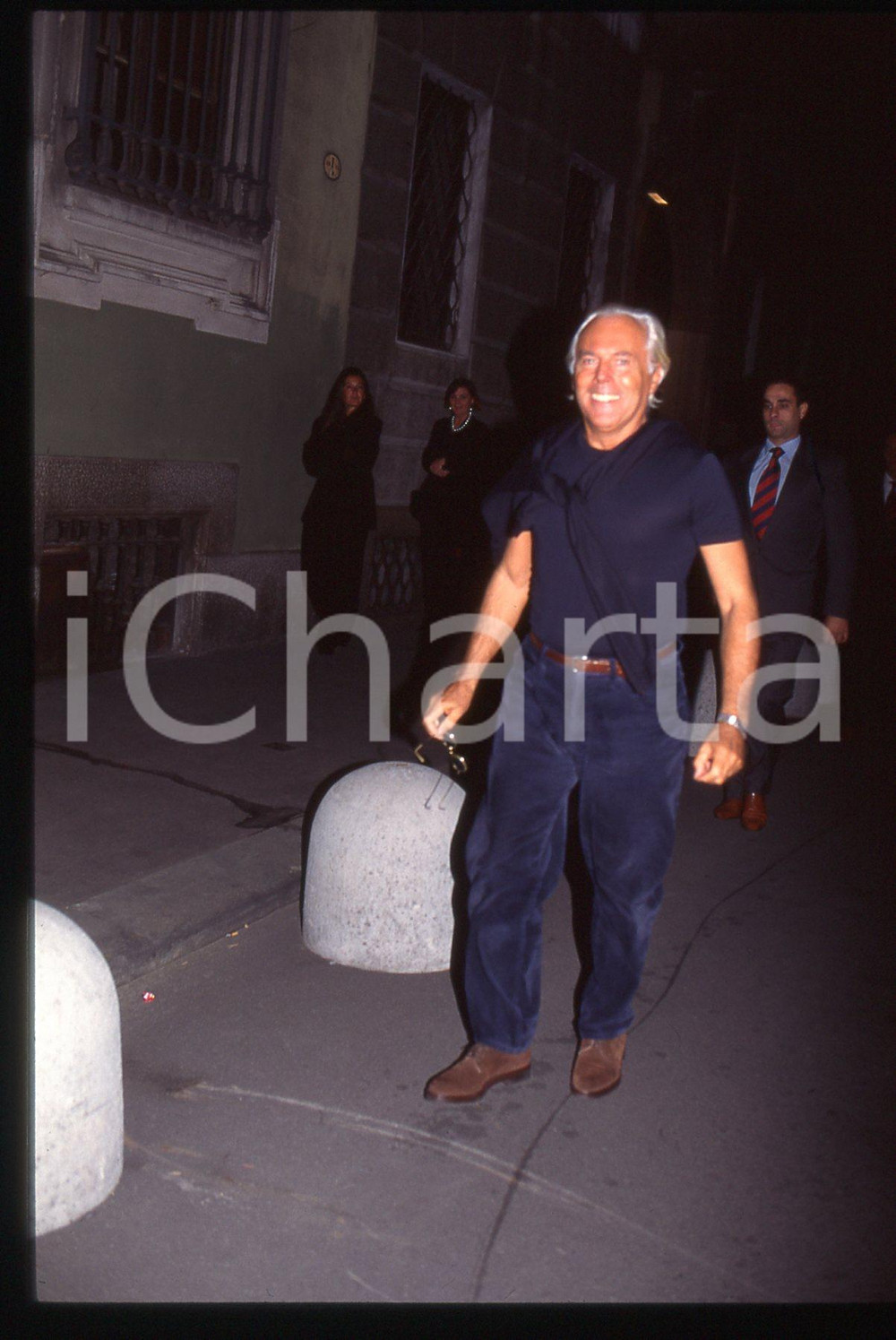 Giorgio ARMANI a spasso per MILANO 1995 ca * 35 mm vintage slide 7  Diapositiva d'epoca, in formato 35 mm.CONDIZIONI: GOODE' severamente vietata la riproduzione. Tutti i diritti sono riservati.ICharta mette in vendita, sul negozio eBay e in esclusiva sul sito "icharta" il proprio archivio composto da numerose diapositive e negativi fotografici d'epoca, tutti originali e autentici, che attraversano la storia del costume italiano tra gli la fine degli anni Sessanta e Novanta.Si tratta di uno sguardo inedito sull'attualità, la politica, la vita quotidiana, il gossip e la cultura, che fotografa il cambiamento della nazione in quest'ultimo scorcio del XX secolo. Un'occasione unica per il mercato del collezionismo, che vede finalmente disponibile un archivio eccezionale per vastità, tematiche e condizioni, in un settore (il negativo fotografico e la diapositiva) di assoluta novità e dalle interessanti prospettive di investimento.  GOOD/buono   originale e autentica 1