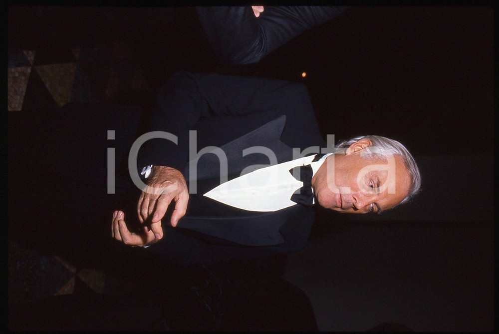 Giorgio ARMANI - MODA Stilista e imprenditore 1990 ca * 35 mm vintage slide 13  Diapositiva d'epoca, in formato 35 mm.CONDIZIONI: GOODE' severamente vietata la riproduzione. Tutti i diritti sono riservati. ICharta mette in vendita, sul negozio eBay e in esclusiva sul sito "icharta" il proprio archivio composto da numerose diapositive e negativi fotografici d'epoca, tutti originali e autentici, che attraversano la storia del costume italiano tra gli la fine degli anni Sessanta e Novanta.Si tratta di uno sguardo inedito sull'attualità, la politica, la vita quotidiana, il gossip e la cultura, che fotografa il cambiamento della nazione in quest'ultimo scorcio del XX secolo. Un'occasione unica per il mercato del collezionismo, che vede finalmente disponibile un archivio eccezionale per vastità, tematiche e condizioni, in un settore (il negativo fotografico e la diapositiva) di assoluta novità e dalle interessanti prospettive di investimento.  GOOD/buono   originale e autentica 1