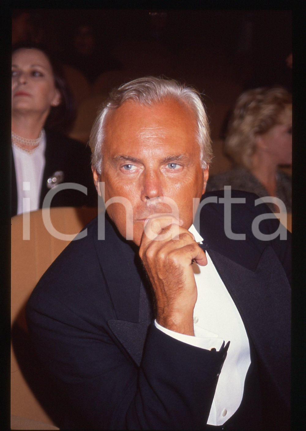 Giorgio ARMANI - MODA Stilista e imprenditore 1990 ca * 35 mm vintage slide 14  Diapositiva d'epoca, in formato 35 mm.CONDIZIONI: GOODE' severamente vietata la riproduzione. Tutti i diritti sono riservati.ICharta mette in vendita, sul negozio eBay e in esclusiva sul sito "icharta" il proprio archivio composto da numerose diapositive e negativi fotografici d'epoca, tutti originali e autentici, che attraversano la storia del costume italiano tra gli la fine degli anni Sessanta e Novanta.Si tratta di uno sguardo inedito sull'attualità, la politica, la vita quotidiana, il gossip e la cultura, che fotografa il cambiamento della nazione in quest'ultimo scorcio del XX secolo. Un'occasione unica per il mercato del collezionismo, che vede finalmente disponibile un archivio eccezionale per vastità, tematiche e condizioni, in un settore (il negativo fotografico e la diapositiva) di assoluta novità e dalle interessanti prospettive di investimento.  GOOD/buono   originale e autentica 1