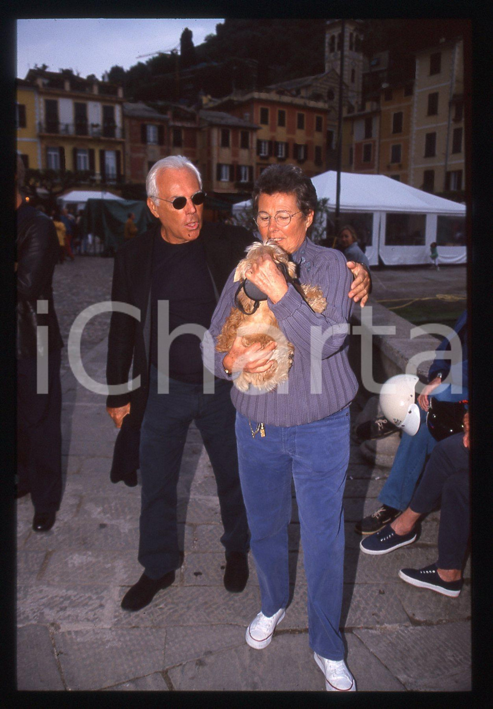 Giorgio e Rosanna ARMANI - 1995 ca PORTOFINO * 35 mm vintage slide  Diapositiva d'epoca, in formato 35 mm.CONDIZIONI: GOODE' severamente vietata la riproduzione. Tutti i diritti sono riservati.Nella diapositiva ICharta mette in vendita, sul negozio eBay e in esclusiva sul sito "icharta" il proprio archivio composto da numerose diapositive e negativi fotografici d'epoca, tutti originali e autentici, che attraversano la storia del costume italiano tra gli la fine degli anni Sessanta e Novanta.Si tratta di uno sguardo inedito sull'attualit&agrave;, la politica, la vita quotidiana, il gossip e la cultura, che fotografa il cambiamento della nazione in quest'ultimo scorcio del XX secolo. Un'occasione unica per il mercato del collezionismo, che vede finalmente disponibile un archivio eccezionale per vastit&agrave;, tematiche e condizioni, in un settore (il negativo fotografico e la diapositiva) di assoluta novit&agrave; e dalle interessanti prospettive di investimento.  GOOD/buono   originale e autentica 1