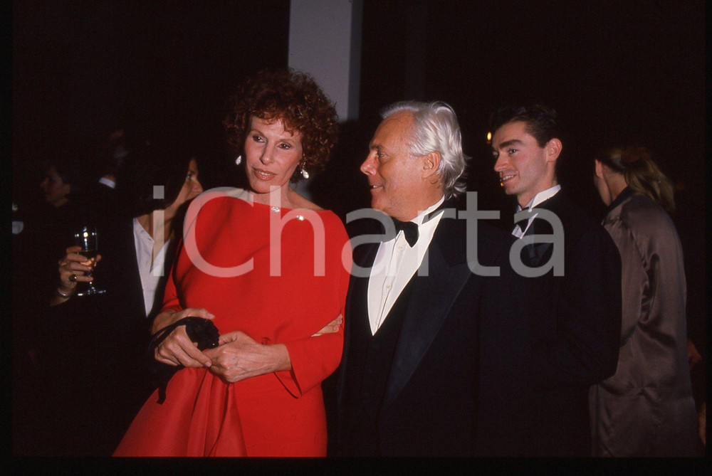 Giorgio ARMANI e Ornella VANONI - COSTUME 1990 ca * 35 mm vintage slide  Diapositiva d'epoca, in formato 35 mm.CONDIZIONI: GOODE' severamente vietata la riproduzione. Tutti i diritti sono riservati. ICharta mette in vendita, sul negozio eBay e in esclusiva sul sito "icharta" il proprio archivio composto da numerose diapositive e negativi fotografici d'epoca, tutti originali e autentici, che attraversano la storia del costume italiano tra gli la fine degli anni Sessanta e Novanta.Si tratta di uno sguardo inedito sull'attualità, la politica, la vita quotidiana, il gossip e la cultura, che fotografa il cambiamento della nazione in quest'ultimo scorcio del XX secolo. Un'occasione unica per il mercato del collezionismo, che vede finalmente disponibile un archivio eccezionale per vastità, tematiche e condizioni, in un settore (il negativo fotografico e la diapositiva) di assoluta novità e dalle interessanti prospettive di investimento.  GOOD/buono   originale e autentica 1