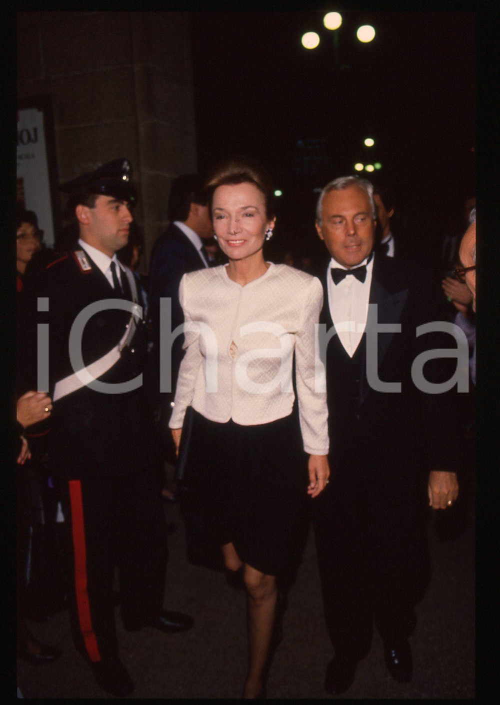 Giorgio ARMANI - MODA Stilista e imprenditore 1990 ca * 35 mm vintage slide 15  Diapositiva d'epoca, in formato 35 mm.CONDIZIONI: GOODE' severamente vietata la riproduzione. Tutti i diritti sono riservati. ICharta mette in vendita, sul negozio eBay e in esclusiva sul sito "icharta" il proprio archivio composto da numerose diapositive e negativi fotografici d'epoca, tutti originali e autentici, che attraversano la storia del costume italiano tra gli la fine degli anni Sessanta e Novanta.Si tratta di uno sguardo inedito sull'attualità, la politica, la vita quotidiana, il gossip e la cultura, che fotografa il cambiamento della nazione in quest'ultimo scorcio del XX secolo. Un'occasione unica per il mercato del collezionismo, che vede finalmente disponibile un archivio eccezionale per vastità, tematiche e condizioni, in un settore (il negativo fotografico e la diapositiva) di assoluta novità e dalle interessanti prospettive di investimento.  GOOD/buono   originale e autentica 1