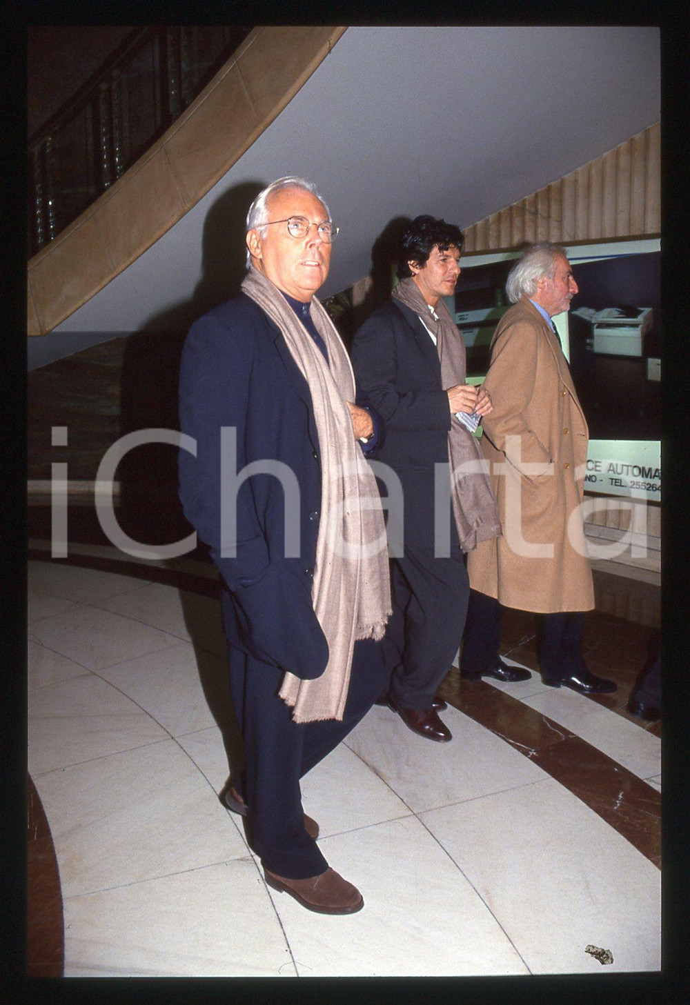 Giorgio ARMANI - MODA Stilista e imprenditore 1990 ca * 35 mm vintage slide 16  Diapositiva d'epoca, in formato 35 mm.CONDIZIONI: GOODE' severamente vietata la riproduzione. Tutti i diritti sono riservati.ICharta mette in vendita, sul negozio eBay e in esclusiva sul sito "icharta" il proprio archivio composto da numerose diapositive e negativi fotografici d'epoca, tutti originali e autentici, che attraversano la storia del costume italiano tra gli la fine degli anni Sessanta e Novanta.Si tratta di uno sguardo inedito sull'attualità, la politica, la vita quotidiana, il gossip e la cultura, che fotografa il cambiamento della nazione in quest'ultimo scorcio del XX secolo. Un'occasione unica per il mercato del collezionismo, che vede finalmente disponibile un archivio eccezionale per vastità, tematiche e condizioni, in un settore (il negativo fotografico e la diapositiva) di assoluta novità e dalle interessanti prospettive di investimento.  GOOD/buono   originale e autentica 1