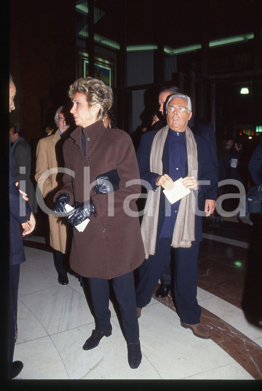 Giorgio ARMANI - MODA Stilista e imprenditore 1990 ca * 35 mm vintage slide 19  Diapositiva d'epoca, in formato 35 mm.CONDIZIONI: GOODE' severamente vietata la riproduzione. Tutti i diritti sono riservati.ICharta mette in vendita, sul negozio eBay e in esclusiva sul sito "icharta" il proprio archivio composto da numerose diapositive e negativi fotografici d'epoca, tutti originali e autentici, che attraversano la storia del costume italiano tra gli la fine degli anni Sessanta e Novanta.Si tratta di uno sguardo inedito sull'attualità, la politica, la vita quotidiana, il gossip e la cultura, che fotografa il cambiamento della nazione in quest'ultimo scorcio del XX secolo. Un'occasione unica per il mercato del collezionismo, che vede finalmente disponibile un archivio eccezionale per vastità, tematiche e condizioni, in un settore (il negativo fotografico e la diapositiva) di assoluta novità e dalle interessanti prospettive di investimento.  GOOD/buono   originale e autentica 1