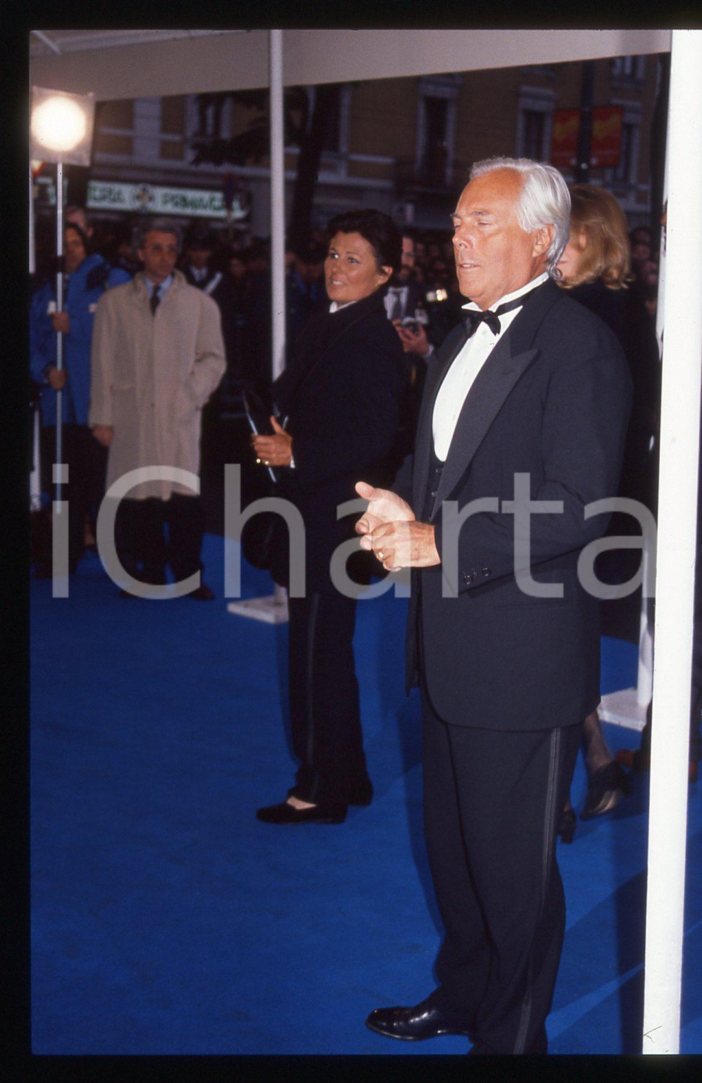 Giorgio e Rosanna ARMANI - Notte TELEGATTI MILANO 1995 ca * 35 mm vintage slide  Diapositiva d'epoca, in formato 35 mm.CONDIZIONI: GOODE' severamente vietata la riproduzione. Tutti i diritti sono riservati.ICharta mette in vendita, sul negozio eBay e in esclusiva sul sito "icharta" il proprio archivio composto da numerose diapositive e negativi fotografici d'epoca, tutti originali e autentici, che attraversano la storia del costume italiano tra gli la fine degli anni Sessanta e Novanta.Si tratta di uno sguardo inedito sull'attualità, la politica, la vita quotidiana, il gossip e la cultura, che fotografa il cambiamento della nazione in quest'ultimo scorcio del XX secolo. Un'occasione unica per il mercato del collezionismo, che vede finalmente disponibile un archivio eccezionale per vastità, tematiche e condizioni, in un settore (il negativo fotografico e la diapositiva) di assoluta novità e dalle interessanti prospettive di investimento.  GOOD/buono   originale e autentica 1