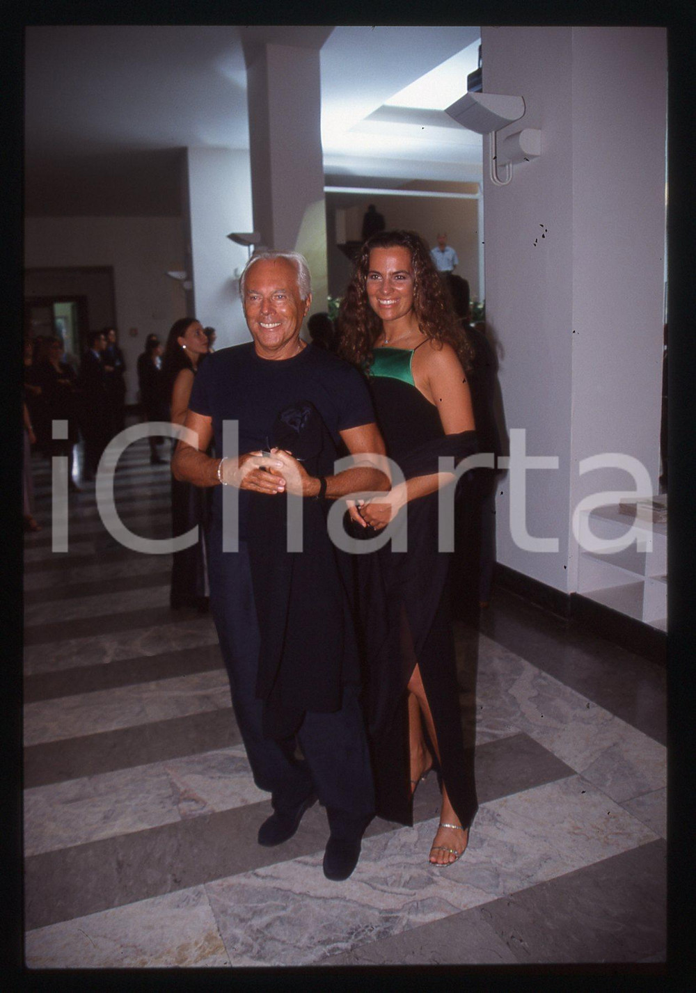 Giorgio e Roberta ARMANI - FESTIVAL CINEMA VENEZIA 1999 * 35 mm vintage slide 5  Diapositiva d'epoca, in formato 35 mm.CONDIZIONI: GOODE' severamente vietata la riproduzione. Tutti i diritti sono riservati.ICharta mette in vendita, sul negozio eBay e in esclusiva sul sito "icharta" il proprio archivio composto da numerose diapositive e negativi fotografici d'epoca, tutti originali e autentici, che attraversano la storia del costume italiano tra gli la fine degli anni Sessanta e Novanta.Si tratta di uno sguardo inedito sull'attualità, la politica, la vita quotidiana, il gossip e la cultura, che fotografa il cambiamento della nazione in quest'ultimo scorcio del XX secolo. Un'occasione unica per il mercato del collezionismo, che vede finalmente disponibile un archivio eccezionale per vastità, tematiche e condizioni, in un settore (il negativo fotografico e la diapositiva) di assoluta novità e dalle interessanti prospettive di investimento.  GOOD/buono   originale e autentica 1