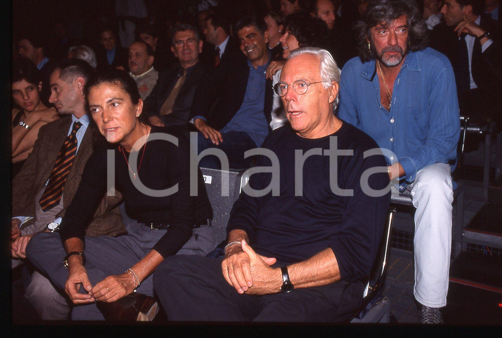 Giorgio ARMANI Shel SHAPIRO - MODA 1995 ca * 35 mm vintage slide 13  Diapositiva d'epoca, in formato 35 mm.CONDIZIONI: GOODE' severamente vietata la riproduzione. Tutti i diritti sono riservati.ICharta mette in vendita, sul negozio eBay e in esclusiva sul sito "icharta" il proprio archivio composto da numerose diapositive e negativi fotografici d'epoca, tutti originali e autentici, che attraversano la storia del costume italiano tra gli la fine degli anni Sessanta e Novanta.Si tratta di uno sguardo inedito sull'attualità, la politica, la vita quotidiana, il gossip e la cultura, che fotografa il cambiamento della nazione in quest'ultimo scorcio del XX secolo. Un'occasione unica per il mercato del collezionismo, che vede finalmente disponibile un archivio eccezionale per vastità, tematiche e condizioni, in un settore (il negativo fotografico e la diapositiva) di assoluta novità e dalle interessanti prospettive di investimento.  GOOD/buono   originale e autentica 1