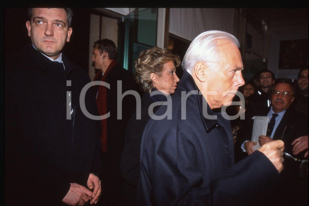 Giorgio ARMANI - MODA Stilista e imprenditore 1995 ca * 35 mm vintage slide 14  Diapositiva d'epoca, in formato 35 mm.CONDIZIONI: GOODE' severamente vietata la riproduzione. Tutti i diritti sono riservati.Nella diapositiva ICharta mette in vendita, sul negozio eBay e in esclusiva sul sito "icharta" il proprio archivio composto da numerose diapositive e negativi fotografici d'epoca, tutti originali e autentici, che attraversano la storia del costume italiano tra gli la fine degli anni Sessanta e Novanta.Si tratta di uno sguardo inedito sull'attualit&agrave;, la politica, la vita quotidiana, il gossip e la cultura, che fotografa il cambiamento della nazione in quest'ultimo scorcio del XX secolo. Un'occasione unica per il mercato del collezionismo, che vede finalmente disponibile un archivio eccezionale per vastit&agrave;, tematiche e condizioni, in un settore (il negativo fotografico e la diapositiva) di assoluta novit&agrave; e dalle interessanti prospettive di investimento.  GOOD/buono   originale e autentica 1