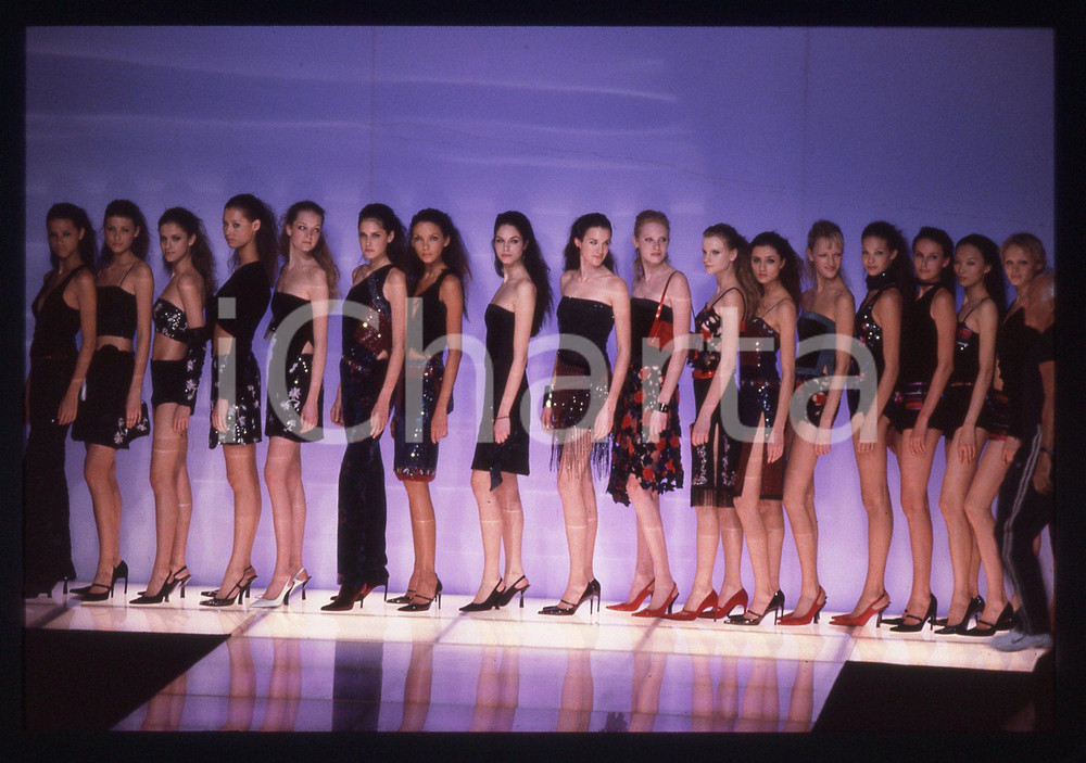 MILANO MODA Sfilata Giorgio ARMANI primavera-estate 1995ca 35 mm vintage slide 2  Diapositiva d'epoca, in formato 35 mm.CONDIZIONI: GOODE' severamente vietata la riproduzione. Tutti i diritti sono riservati.ICharta mette in vendita, sul negozio eBay e in esclusiva sul sito "icharta" il proprio archivio composto da numerose diapositive e negativi fotografici d'epoca, tutti originali e autentici, che attraversano la storia del costume italiano tra gli la fine degli anni Sessanta e Novanta.Si tratta di uno sguardo inedito sull'attualità, la politica, la vita quotidiana, il gossip e la cultura, che fotografa il cambiamento della nazione in quest'ultimo scorcio del XX secolo. Un'occasione unica per il mercato del collezionismo, che vede finalmente disponibile un archivio eccezionale per vastità, tematiche e condizioni, in un settore (il negativo fotografico e la diapositiva) di assoluta novità e dalle interessanti prospettive di investimento.  GOOD/buono   originale e autentica 1