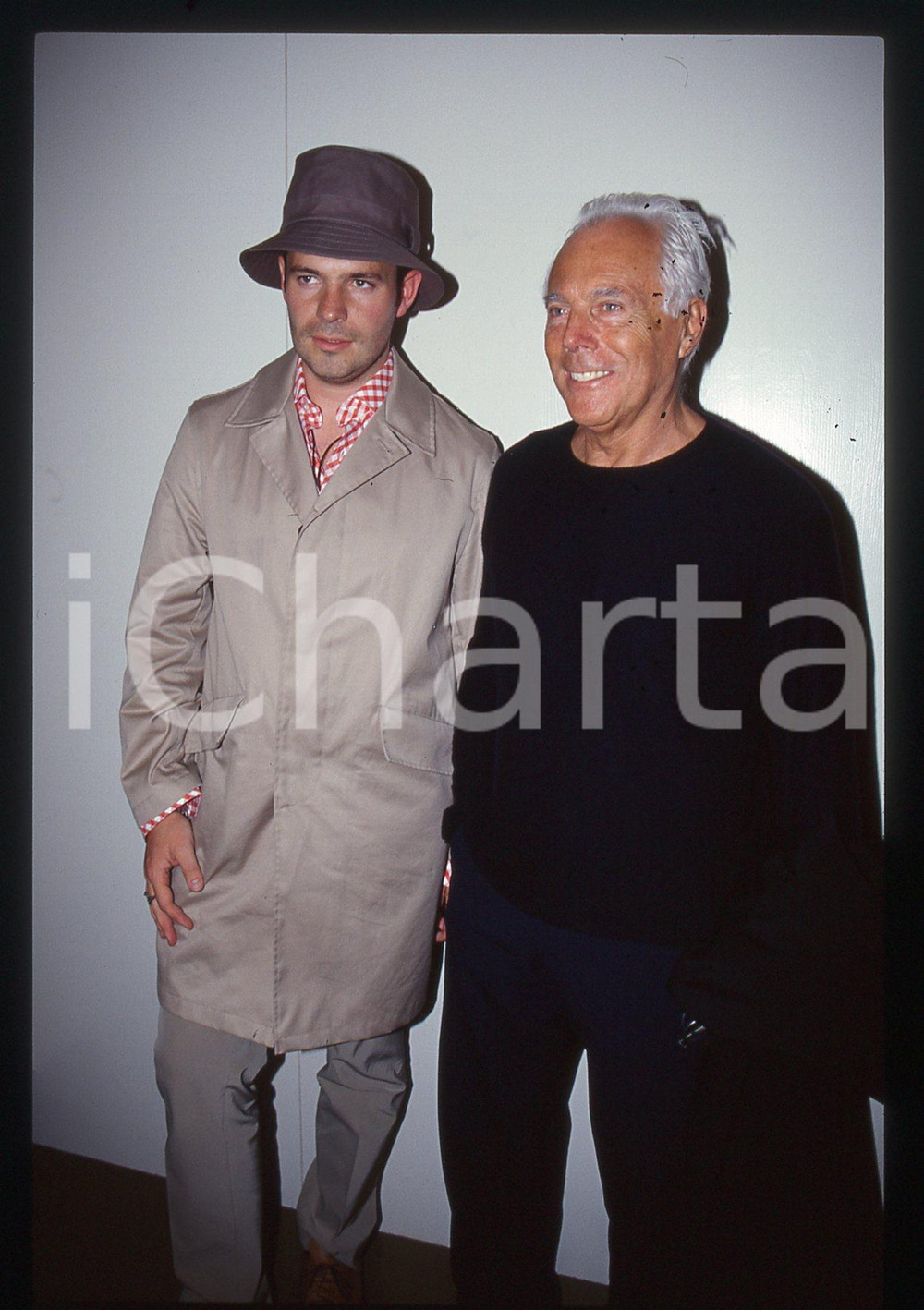 Giorgio ARMANI Ritratto dello stilista MODA 1995 ca * 35 mm vintage slide 2  Diapositiva d'epoca, in formato 35 mm.CONDIZIONI: GOODE' severamente vietata la riproduzione. Tutti i diritti sono riservati.Nella diapositiva ICharta mette in vendita, sul negozio eBay e in esclusiva sul sito "icharta" il proprio archivio composto da numerose diapositive e negativi fotografici d'epoca, tutti originali e autentici, che attraversano la storia del costume italiano tra gli la fine degli anni Sessanta e Novanta.Si tratta di uno sguardo inedito sull'attualit&agrave;, la politica, la vita quotidiana, il gossip e la cultura, che fotografa il cambiamento della nazione in quest'ultimo scorcio del XX secolo. Un'occasione unica per il mercato del collezionismo, che vede finalmente disponibile un archivio eccezionale per vastit&agrave;, tematiche e condizioni, in un settore (il negativo fotografico e la diapositiva) di assoluta novit&agrave; e dalle interessanti prospettive di investimento.  GOOD/buono   originale e autentica 1