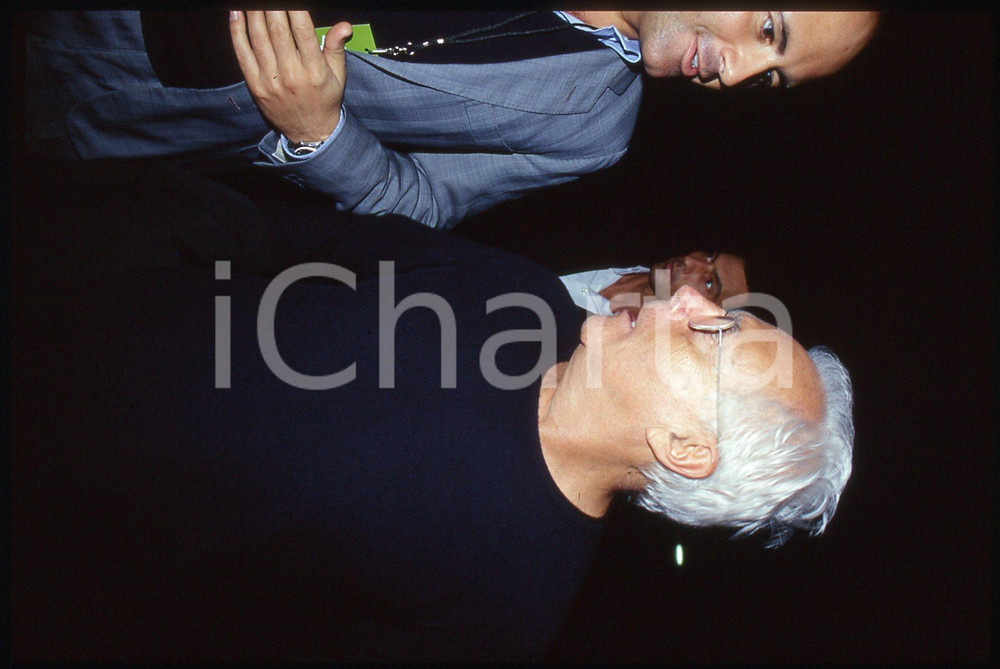 Giorgio ARMANI - MODA Stilista e imprenditore 1995 ca * 35 mm vintage slide 18  Diapositiva d'epoca, in formato 35 mm.CONDIZIONI: GOODE' severamente vietata la riproduzione. Tutti i diritti sono riservati.ICharta mette in vendita, sul negozio eBay e in esclusiva sul sito "icharta" il proprio archivio composto da numerose diapositive e negativi fotografici d'epoca, tutti originali e autentici, che attraversano la storia del costume italiano tra gli la fine degli anni Sessanta e Novanta.Si tratta di uno sguardo inedito sull'attualità, la politica, la vita quotidiana, il gossip e la cultura, che fotografa il cambiamento della nazione in quest'ultimo scorcio del XX secolo. Un'occasione unica per il mercato del collezionismo, che vede finalmente disponibile un archivio eccezionale per vastità, tematiche e condizioni, in un settore (il negativo fotografico e la diapositiva) di assoluta novità e dalle interessanti prospettive di investimento.  GOOD/buono   originale e autentica 1