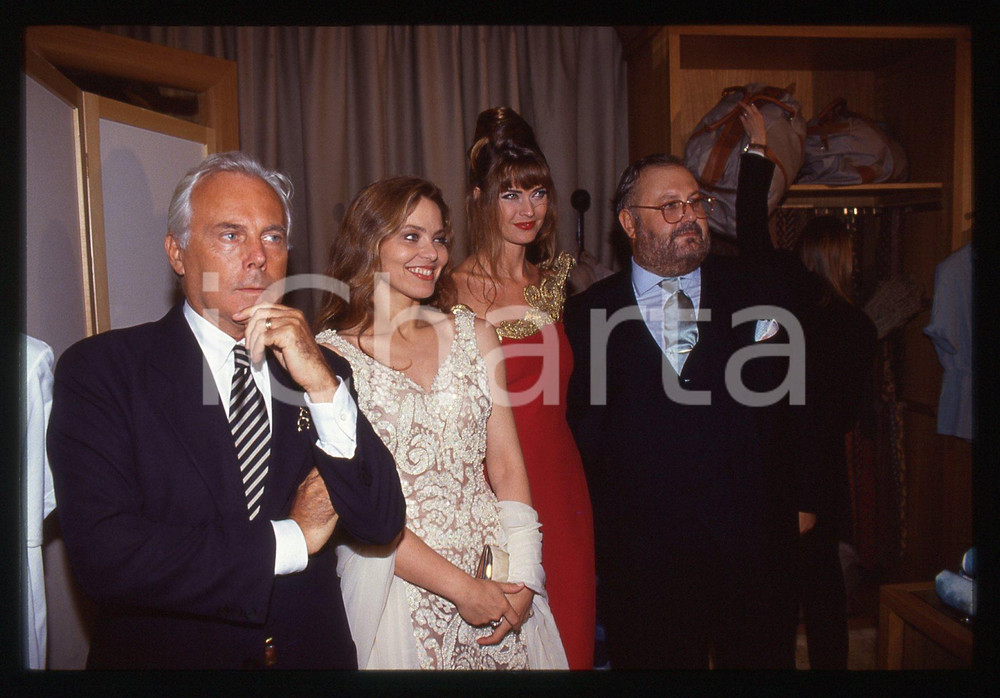 Giorgio ARMANI Ornella MUTI Carol ALT - NEW YORK 1993 * 35 mm vintage slide Nella diapositiva è inoltre presente Gianfranco Ferrè. Diapositiva d'epoca, in formato 35 mm.CONDIZIONI: GOODE' severamente vietata la riproduzione. Tutti i diritti sono riservati.ICharta mette in vendita, sul negozio eBay e in esclusiva sul sito "icharta" il proprio archivio composto da numerose diapositive e negativi fotografici d'epoca, tutti originali e autentici, che attraversano la storia del costume italiano tra gli la fine degli anni Sessanta e Novanta.Si tratta di uno sguardo inedito sull'attualità, la politica, la vita quotidiana, il gossip e la cultura, che fotografa il cambiamento della nazione in quest'ultimo scorcio del XX secolo. Un'occasione unica per il mercato del collezionismo, che vede finalmente disponibile un archivio eccezionale per vastità, tematiche e condizioni, in un settore (il negativo fotografico e la diapositiva) di assoluta novità e dalle interessanti prospettive di investimento.  GOOD/buono   originale e autentica 1