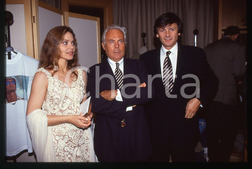 Giorgio ARMANI e Ornella MUTI - MODA NEW YORK 1993 * 35 mm vintage slide 2 Nella diapositiva &egrave; inoltre presente Federico Fachinetti.Diapositiva d'epoca, in formato 35 mm.CONDIZIONI: GOODE' severamente vietata la riproduzione. Tutti i diritti sono riservati.Nella diapositiva ICharta mette in vendita, sul negozio eBay e in esclusiva sul sito "icharta" il proprio archivio composto da numerose diapositive e negativi fotografici d'epoca, tutti originali e autentici, che attraversano la storia del costume italiano tra gli la fine degli anni Sessanta e Novanta.Si tratta di uno sguardo inedito sull'attualit&agrave;, la politica, la vita quotidiana, il gossip e la cultura, che fotografa il cambiamento della nazione in quest'ultimo scorcio del XX secolo. Un'occasione unica per il mercato del collezionismo, che vede finalmente disponibile un archivio eccezionale per vastit&agrave;, tematiche e condizioni, in un settore (il negativo fotografico e la diapositiva) di assoluta novit&agrave; e dalle interessanti prospettive di investimento.  GOOD/buono   originale e autentica 1