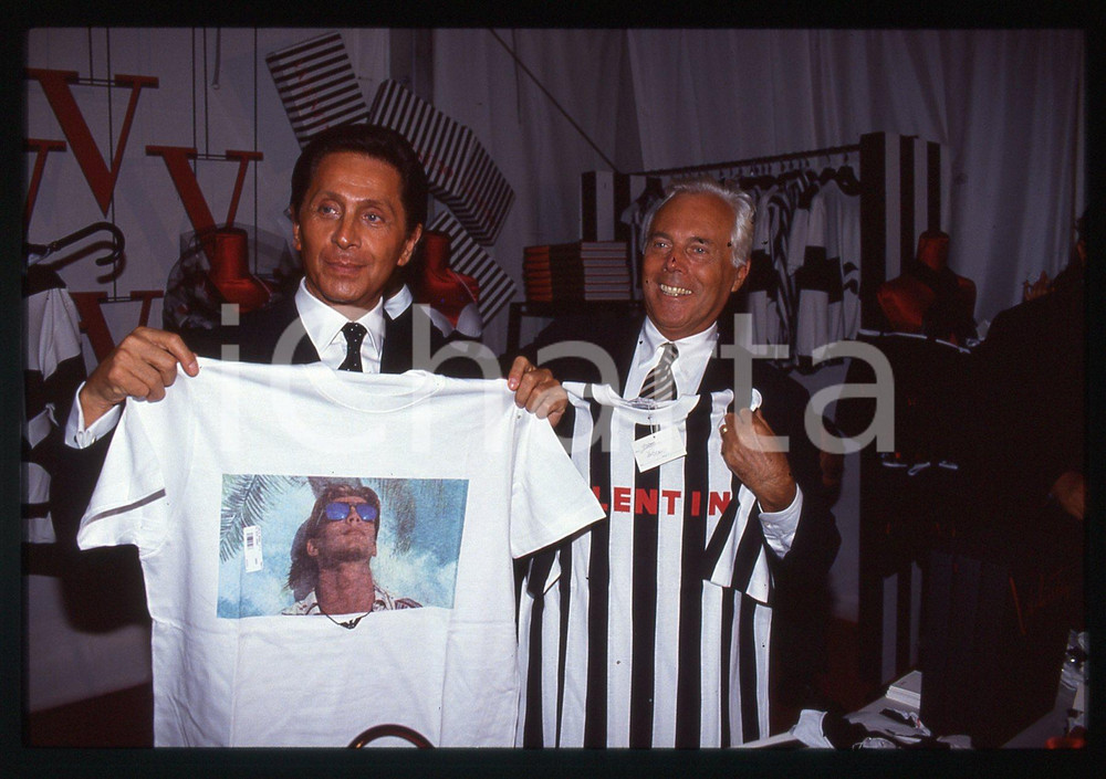 Giorgio ARMANI e VALENTINO - MODA NEW YORK 1993 * 35 mm vintage slide Diapositiva d'epoca, in formato 35 mm.CONDIZIONI: GOODE' severamente vietata la riproduzione. Tutti i diritti sono riservati.ICharta mette in vendita, sul negozio eBay e in esclusiva sul sito "icharta" il proprio archivio composto da numerose diapositive e negativi fotografici d'epoca, tutti originali e autentici, che attraversano la storia del costume italiano tra gli la fine degli anni Sessanta e Novanta.Si tratta di uno sguardo inedito sull'attualità, la politica, la vita quotidiana, il gossip e la cultura, che fotografa il cambiamento della nazione in quest'ultimo scorcio del XX secolo. Un'occasione unica per il mercato del collezionismo, che vede finalmente disponibile un archivio eccezionale per vastità, tematiche e condizioni, in un settore (il negativo fotografico e la diapositiva) di assoluta novità e dalle interessanti prospettive di investimento.  GOOD/buono   originale e autentica 1