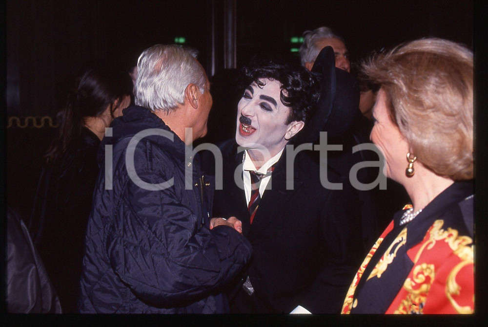 Giorgio ARMANI - MODA Stilista e imprenditore 1995 ca * 35 mm vintage slide 23  Diapositiva d'epoca, in formato 35 mm.CONDIZIONI: GOODE' severamente vietata la riproduzione. Tutti i diritti sono riservati.Nella diapositiva ICharta mette in vendita, sul negozio eBay e in esclusiva sul sito "icharta" il proprio archivio composto da numerose diapositive e negativi fotografici d'epoca, tutti originali e autentici, che attraversano la storia del costume italiano tra gli la fine degli anni Sessanta e Novanta.Si tratta di uno sguardo inedito sull'attualit&agrave;, la politica, la vita quotidiana, il gossip e la cultura, che fotografa il cambiamento della nazione in quest'ultimo scorcio del XX secolo. Un'occasione unica per il mercato del collezionismo, che vede finalmente disponibile un archivio eccezionale per vastit&agrave;, tematiche e condizioni, in un settore (il negativo fotografico e la diapositiva) di assoluta novit&agrave; e dalle interessanti prospettive di investimento.  GOOD/buono   originale e autentica 1