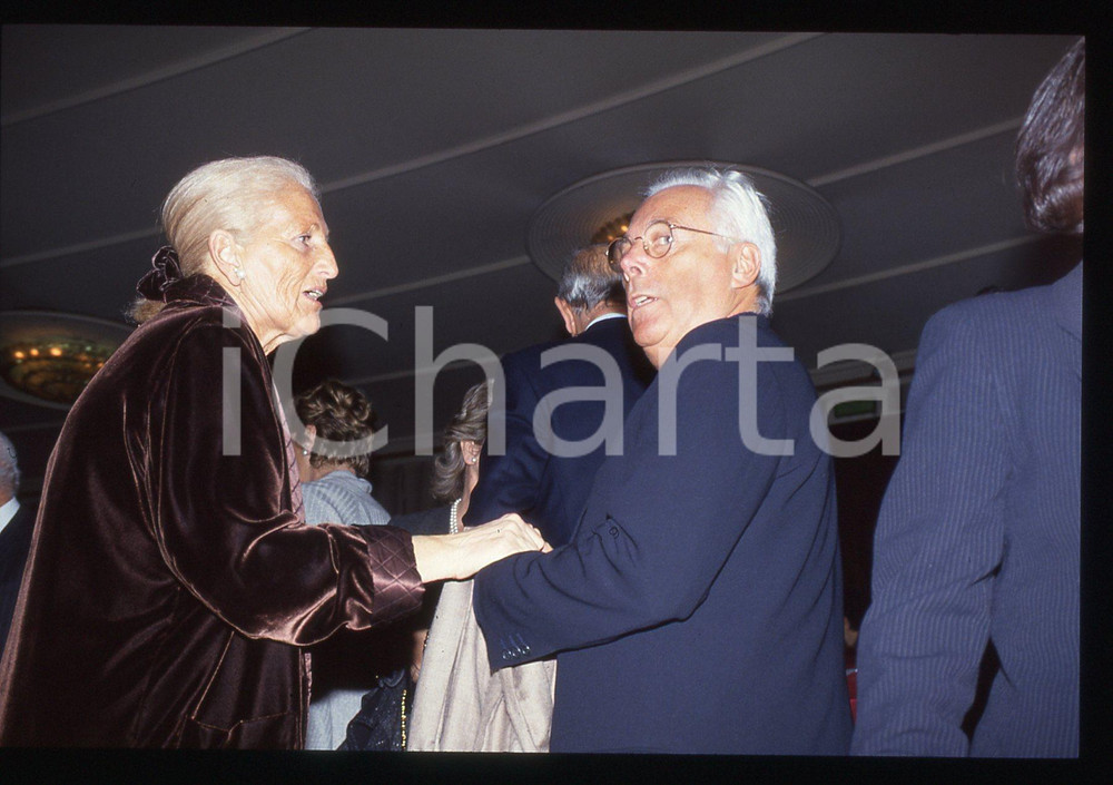 Giorgio ARMANI - MODA Stilista e imprenditore 1995 ca * 35 mm vintage slide 24  Diapositiva d'epoca, in formato 35 mm.CONDIZIONI: GOODE' severamente vietata la riproduzione. Tutti i diritti sono riservati.ICharta mette in vendita, sul negozio eBay e in esclusiva sul sito "icharta" il proprio archivio composto da numerose diapositive e negativi fotografici d'epoca, tutti originali e autentici, che attraversano la storia del costume italiano tra gli la fine degli anni Sessanta e Novanta.Si tratta di uno sguardo inedito sull'attualità, la politica, la vita quotidiana, il gossip e la cultura, che fotografa il cambiamento della nazione in quest'ultimo scorcio del XX secolo. Un'occasione unica per il mercato del collezionismo, che vede finalmente disponibile un archivio eccezionale per vastità, tematiche e condizioni, in un settore (il negativo fotografico e la diapositiva) di assoluta novità e dalle interessanti prospettive di investimento.  GOOD/buono   originale e autentica 1