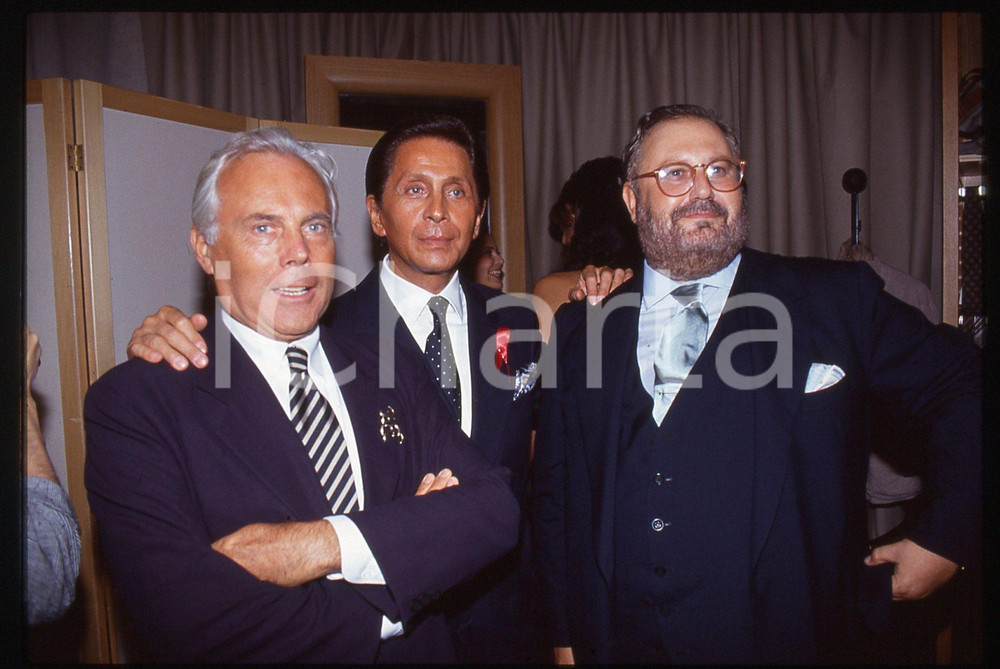 Giorgio ARMANI VALENTINO e Gianfranco FERRÈ NEW YORK 1993 * 35 mm vintage slide Diapositiva d'epoca, in formato 35 mm.CONDIZIONI: GOODE' severamente vietata la riproduzione. Tutti i diritti sono riservati.Nella diapositiva ICharta mette in vendita, sul negozio eBay e in esclusiva sul sito "icharta" il proprio archivio composto da numerose diapositive e negativi fotografici d'epoca, tutti originali e autentici, che attraversano la storia del costume italiano tra gli la fine degli anni Sessanta e Novanta.Si tratta di uno sguardo inedito sull'attualit&agrave;, la politica, la vita quotidiana, il gossip e la cultura, che fotografa il cambiamento della nazione in quest'ultimo scorcio del XX secolo. Un'occasione unica per il mercato del collezionismo, che vede finalmente disponibile un archivio eccezionale per vastit&agrave;, tematiche e condizioni, in un settore (il negativo fotografico e la diapositiva) di assoluta novit&agrave; e dalle interessanti prospettive di investimento.  GOOD/buono   originale e autentica 1