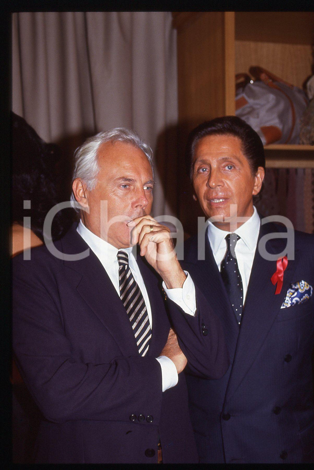 Giorgio ARMANI e VALENTINO - MODA NEW YORK 1993 * 35 mm vintage slide 3 Diapositiva d'epoca, in formato 35 mm.CONDIZIONI: GOODE' severamente vietata la riproduzione. Tutti i diritti sono riservati.Nella diapositiva ICharta mette in vendita, sul negozio eBay e in esclusiva sul sito "icharta" il proprio archivio composto da numerose diapositive e negativi fotografici d'epoca, tutti originali e autentici, che attraversano la storia del costume italiano tra gli la fine degli anni Sessanta e Novanta.Si tratta di uno sguardo inedito sull'attualit&agrave;, la politica, la vita quotidiana, il gossip e la cultura, che fotografa il cambiamento della nazione in quest'ultimo scorcio del XX secolo. Un'occasione unica per il mercato del collezionismo, che vede finalmente disponibile un archivio eccezionale per vastit&agrave;, tematiche e condizioni, in un settore (il negativo fotografico e la diapositiva) di assoluta novit&agrave; e dalle interessanti prospettive di investimento.  GOOD/buono   originale e autentica 1