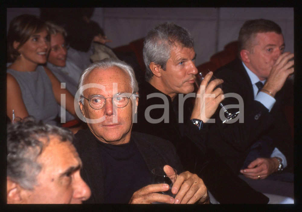 Giorgio ARMANI - MODA Stilista e imprenditore 1995 ca * 35 mm vintage slide 27  Diapositiva d'epoca, in formato 35 mm.CONDIZIONI: GOODE' severamente vietata la riproduzione. Tutti i diritti sono riservati. ICharta mette in vendita, sul negozio eBay e in esclusiva sul sito "icharta" il proprio archivio composto da numerose diapositive e negativi fotografici d'epoca, tutti originali e autentici, che attraversano la storia del costume italiano tra gli la fine degli anni Sessanta e Novanta.Si tratta di uno sguardo inedito sull'attualità, la politica, la vita quotidiana, il gossip e la cultura, che fotografa il cambiamento della nazione in quest'ultimo scorcio del XX secolo. Un'occasione unica per il mercato del collezionismo, che vede finalmente disponibile un archivio eccezionale per vastità, tematiche e condizioni, in un settore (il negativo fotografico e la diapositiva) di assoluta novità e dalle interessanti prospettive di investimento.  GOOD/buono   originale e autentica 1