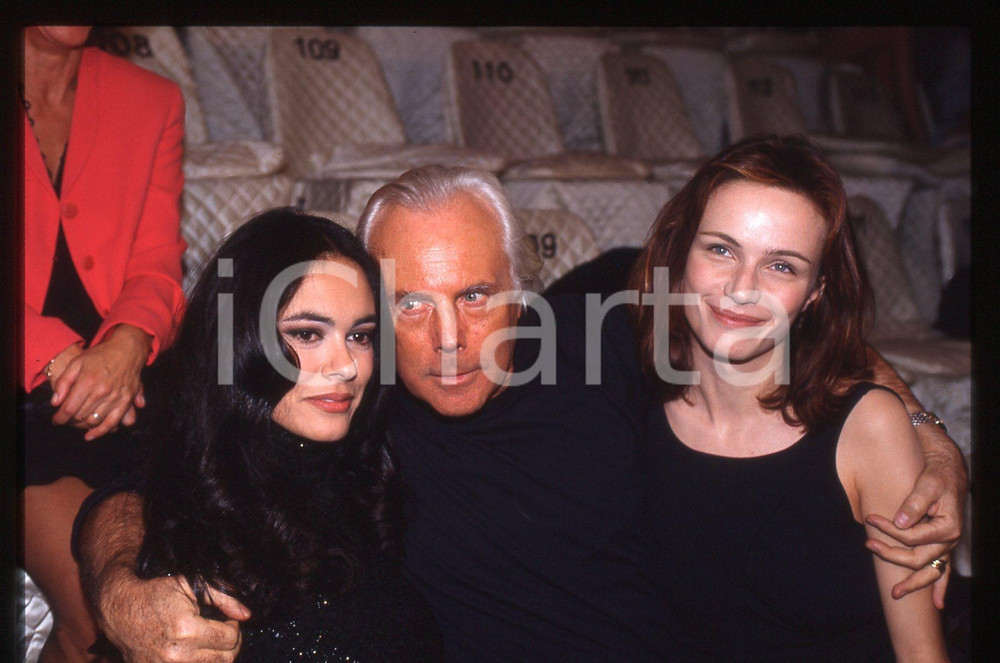 Giorgio ARMANI Maria Grazia CUCINOTTA Francesca NERI 1995ca 35 mm vintage slide  Diapositiva d'epoca, in formato 35 mm.CONDIZIONI: GOODE' severamente vietata la riproduzione. Tutti i diritti sono riservati.Nella diapositiva ICharta mette in vendita, sul negozio eBay e in esclusiva sul sito "icharta" il proprio archivio composto da numerose diapositive e negativi fotografici d'epoca, tutti originali e autentici, che attraversano la storia del costume italiano tra gli la fine degli anni Sessanta e Novanta.Si tratta di uno sguardo inedito sull'attualit&agrave;, la politica, la vita quotidiana, il gossip e la cultura, che fotografa il cambiamento della nazione in quest'ultimo scorcio del XX secolo. Un'occasione unica per il mercato del collezionismo, che vede finalmente disponibile un archivio eccezionale per vastit&agrave;, tematiche e condizioni, in un settore (il negativo fotografico e la diapositiva) di assoluta novit&agrave; e dalle interessanti prospettive di investimento.  GOOD/buono   originale e autentica 1