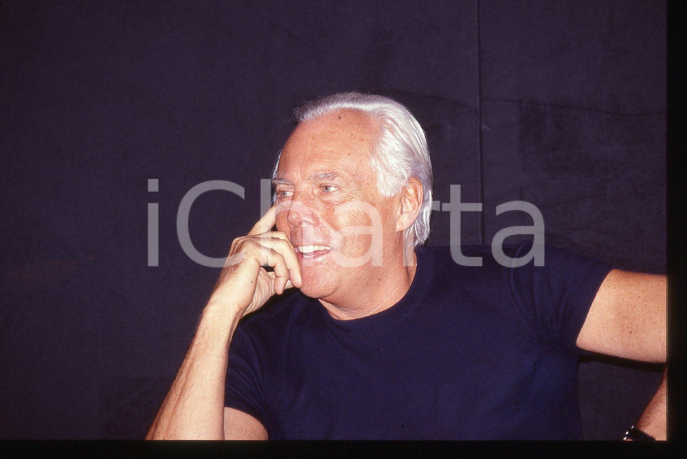 Giorgio ARMANI - MODA Stilista e imprenditore 1995 ca * 35 mm vintage slide 29  Diapositiva d'epoca, in formato 35 mm.CONDIZIONI: GOODE' severamente vietata la riproduzione. Tutti i diritti sono riservati. ICharta mette in vendita, sul negozio eBay e in esclusiva sul sito "icharta" il proprio archivio composto da numerose diapositive e negativi fotografici d'epoca, tutti originali e autentici, che attraversano la storia del costume italiano tra gli la fine degli anni Sessanta e Novanta.Si tratta di uno sguardo inedito sull'attualità, la politica, la vita quotidiana, il gossip e la cultura, che fotografa il cambiamento della nazione in quest'ultimo scorcio del XX secolo. Un'occasione unica per il mercato del collezionismo, che vede finalmente disponibile un archivio eccezionale per vastità, tematiche e condizioni, in un settore (il negativo fotografico e la diapositiva) di assoluta novità e dalle interessanti prospettive di investimento.  GOOD/buono   originale e autentica 1