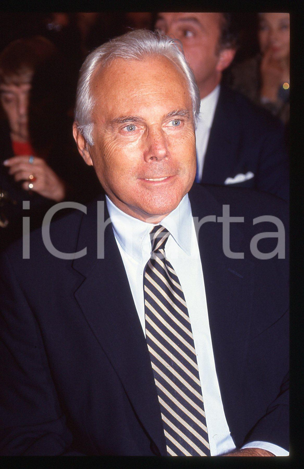 Giorgio ARMANI - MODA Stilista e imprenditore 1990 ca * 35 mm vintage slide 26  Diapositiva d'epoca, in formato 35 mm.CONDIZIONI: GOODE' severamente vietata la riproduzione. Tutti i diritti sono riservati. ICharta mette in vendita, sul negozio eBay e in esclusiva sul sito "icharta" il proprio archivio composto da numerose diapositive e negativi fotografici d'epoca, tutti originali e autentici, che attraversano la storia del costume italiano tra gli la fine degli anni Sessanta e Novanta.Si tratta di uno sguardo inedito sull'attualità, la politica, la vita quotidiana, il gossip e la cultura, che fotografa il cambiamento della nazione in quest'ultimo scorcio del XX secolo. Un'occasione unica per il mercato del collezionismo, che vede finalmente disponibile un archivio eccezionale per vastità, tematiche e condizioni, in un settore (il negativo fotografico e la diapositiva) di assoluta novità e dalle interessanti prospettive di investimento.  GOOD/buono   originale e autentica 1