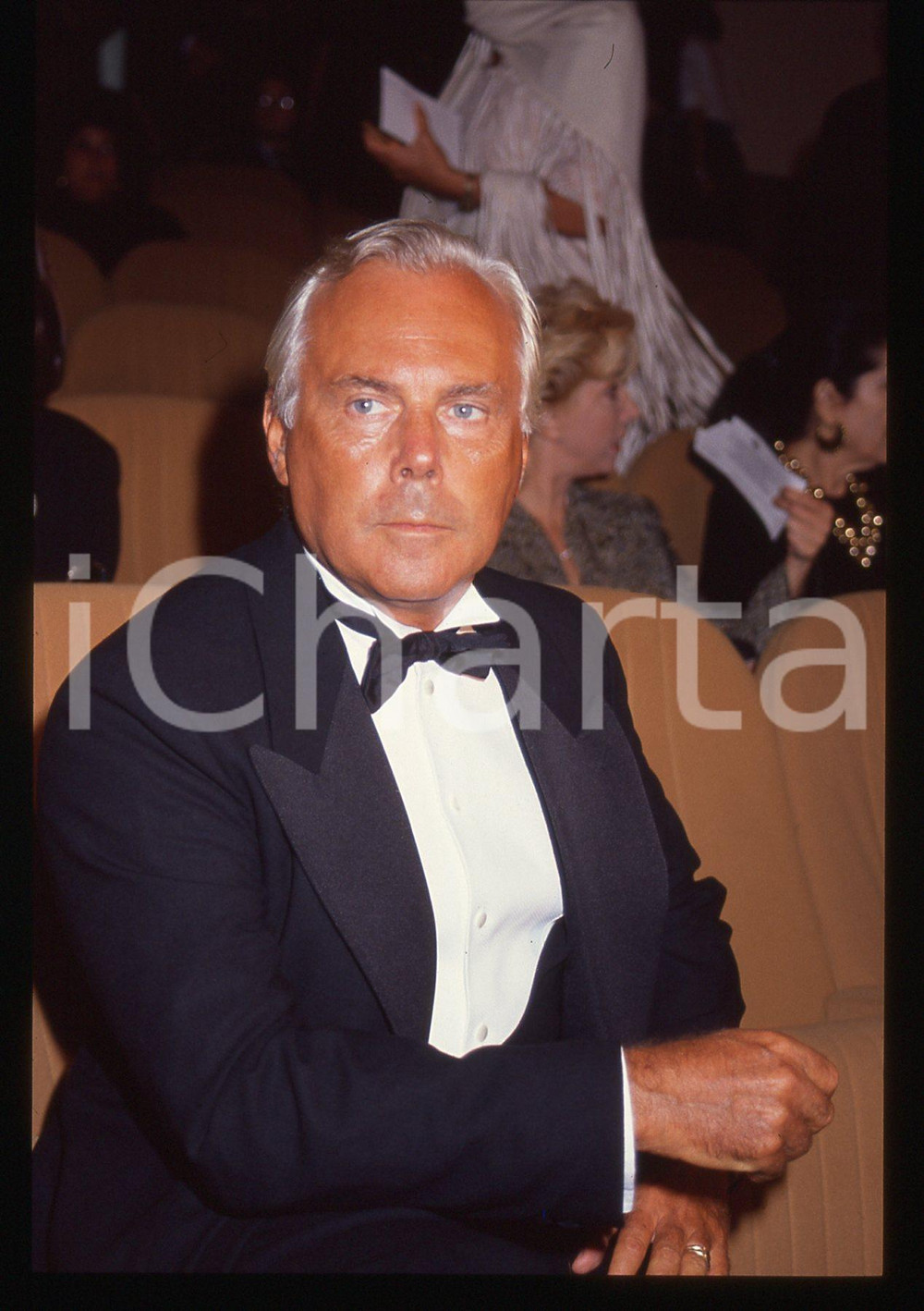 Giorgio ARMANI - MODA Stilista e imprenditore 1990 ca * 35 mm vintage slide 27  Diapositiva d'epoca, in formato 35 mm.CONDIZIONI: GOODE' severamente vietata la riproduzione. Tutti i diritti sono riservati.ICharta mette in vendita, sul negozio eBay e in esclusiva sul sito "icharta" il proprio archivio composto da numerose diapositive e negativi fotografici d'epoca, tutti originali e autentici, che attraversano la storia del costume italiano tra gli la fine degli anni Sessanta e Novanta.Si tratta di uno sguardo inedito sull'attualità, la politica, la vita quotidiana, il gossip e la cultura, che fotografa il cambiamento della nazione in quest'ultimo scorcio del XX secolo. Un'occasione unica per il mercato del collezionismo, che vede finalmente disponibile un archivio eccezionale per vastità, tematiche e condizioni, in un settore (il negativo fotografico e la diapositiva) di assoluta novità e dalle interessanti prospettive di investimento.  GOOD/buono   originale e autentica 1