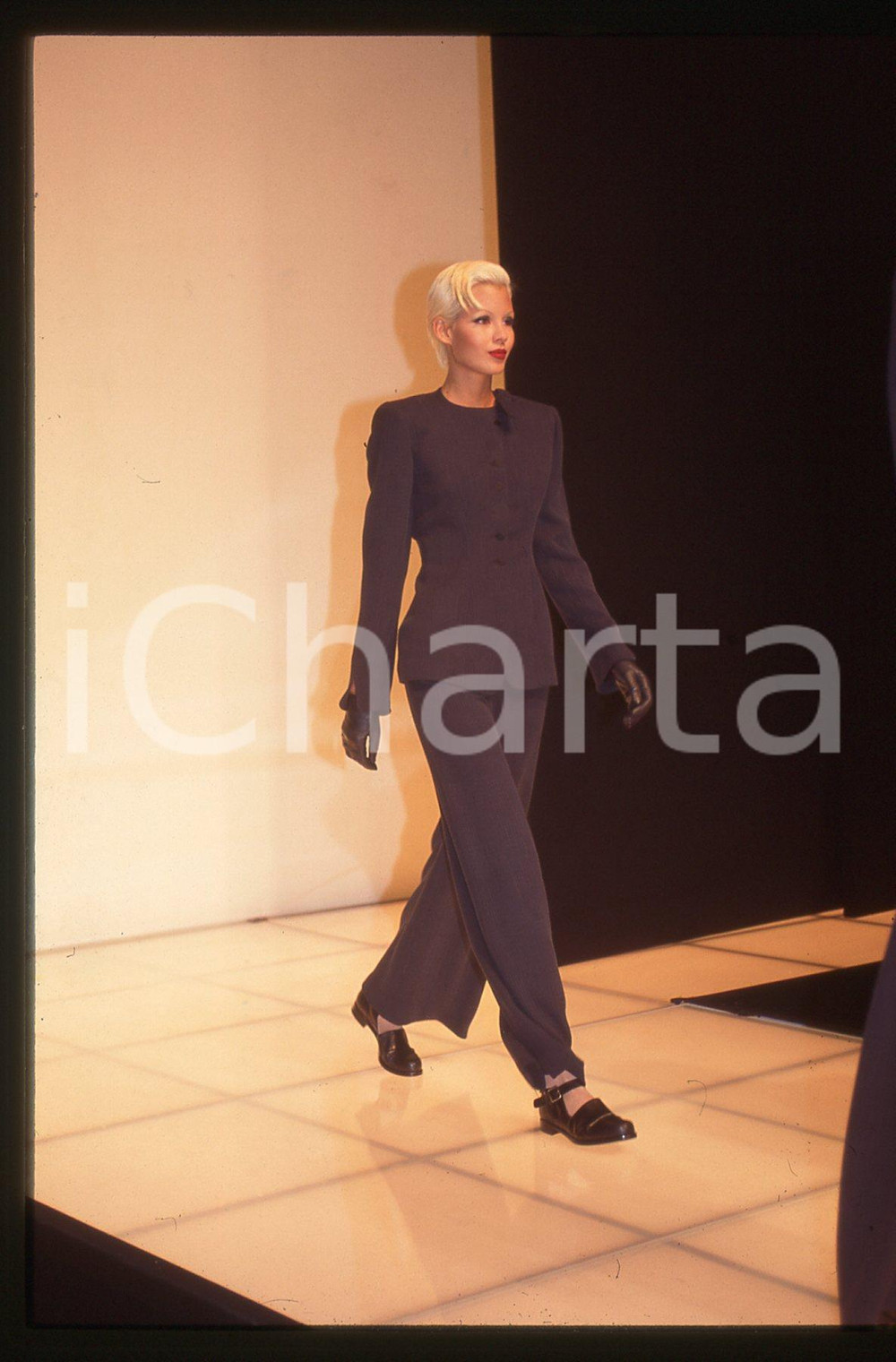 Giorgio ARMANI - MODA Sfilata primavera-estate 1995 ca * 35 mm vintage slide 3  Diapositiva d'epoca, in formato 35 mm.CONDIZIONI: GOODE' severamente vietata la riproduzione. Tutti i diritti sono riservati.Nella diapositiva ICharta mette in vendita, sul negozio eBay e in esclusiva sul sito "icharta" il proprio archivio composto da numerose diapositive e negativi fotografici d'epoca, tutti originali e autentici, che attraversano la storia del costume italiano tra gli la fine degli anni Sessanta e Novanta.Si tratta di uno sguardo inedito sull'attualit&agrave;, la politica, la vita quotidiana, il gossip e la cultura, che fotografa il cambiamento della nazione in quest'ultimo scorcio del XX secolo. Un'occasione unica per il mercato del collezionismo, che vede finalmente disponibile un archivio eccezionale per vastit&agrave;, tematiche e condizioni, in un settore (il negativo fotografico e la diapositiva) di assoluta novit&agrave; e dalle interessanti prospettive di investimento.  GOOD/buono   originale e autentica 1