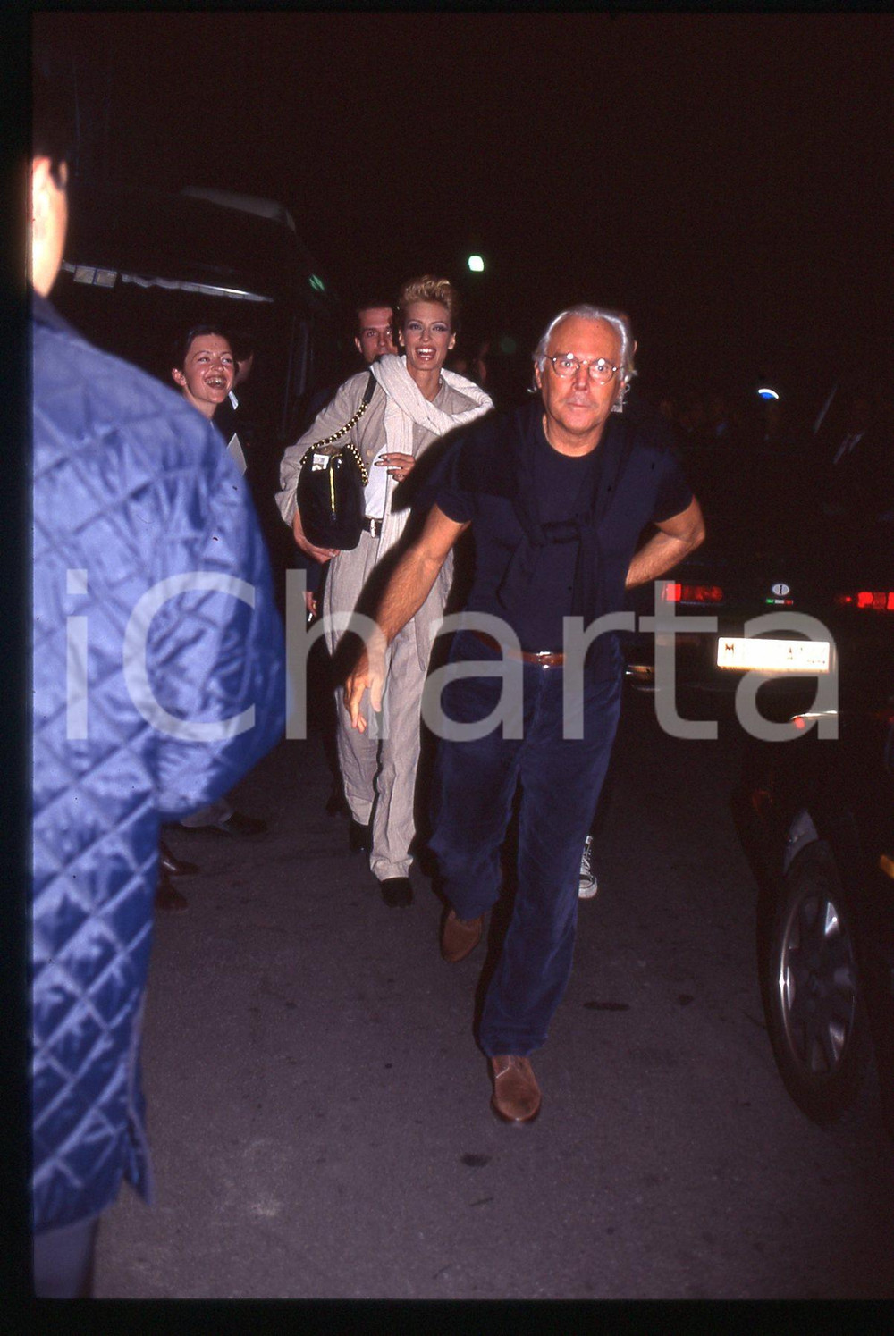 Giorgio ARMANI - MODA Stilista MILANO 1995 ca * 35 mm vintage slide 31  Diapositiva d'epoca, in formato 35 mm.CONDIZIONI: GOODE' severamente vietata la riproduzione. Tutti i diritti sono riservati. ICharta mette in vendita, sul negozio eBay e in esclusiva sul sito "icharta" il proprio archivio composto da numerose diapositive e negativi fotografici d'epoca, tutti originali e autentici, che attraversano la storia del costume italiano tra gli la fine degli anni Sessanta e Novanta.Si tratta di uno sguardo inedito sull'attualità, la politica, la vita quotidiana, il gossip e la cultura, che fotografa il cambiamento della nazione in quest'ultimo scorcio del XX secolo. Un'occasione unica per il mercato del collezionismo, che vede finalmente disponibile un archivio eccezionale per vastità, tematiche e condizioni, in un settore (il negativo fotografico e la diapositiva) di assoluta novità e dalle interessanti prospettive di investimento.  GOOD/buono   originale e autentica 1