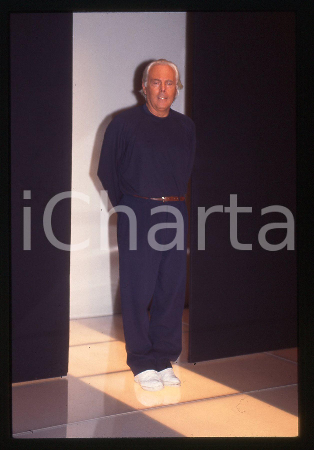 Giorgio ARMANI - MODA Stilista e imprenditore 1995 ca * 35 mm vintage slide 32  Diapositiva d'epoca, in formato 35 mm.CONDIZIONI: GOODE' severamente vietata la riproduzione. Tutti i diritti sono riservati.ICharta mette in vendita, sul negozio eBay e in esclusiva sul sito "icharta" il proprio archivio composto da numerose diapositive e negativi fotografici d'epoca, tutti originali e autentici, che attraversano la storia del costume italiano tra gli la fine degli anni Sessanta e Novanta.Si tratta di uno sguardo inedito sull'attualità, la politica, la vita quotidiana, il gossip e la cultura, che fotografa il cambiamento della nazione in quest'ultimo scorcio del XX secolo. Un'occasione unica per il mercato del collezionismo, che vede finalmente disponibile un archivio eccezionale per vastità, tematiche e condizioni, in un settore (il negativo fotografico e la diapositiva) di assoluta novità e dalle interessanti prospettive di investimento.  GOOD/buono   originale e autentica 1
