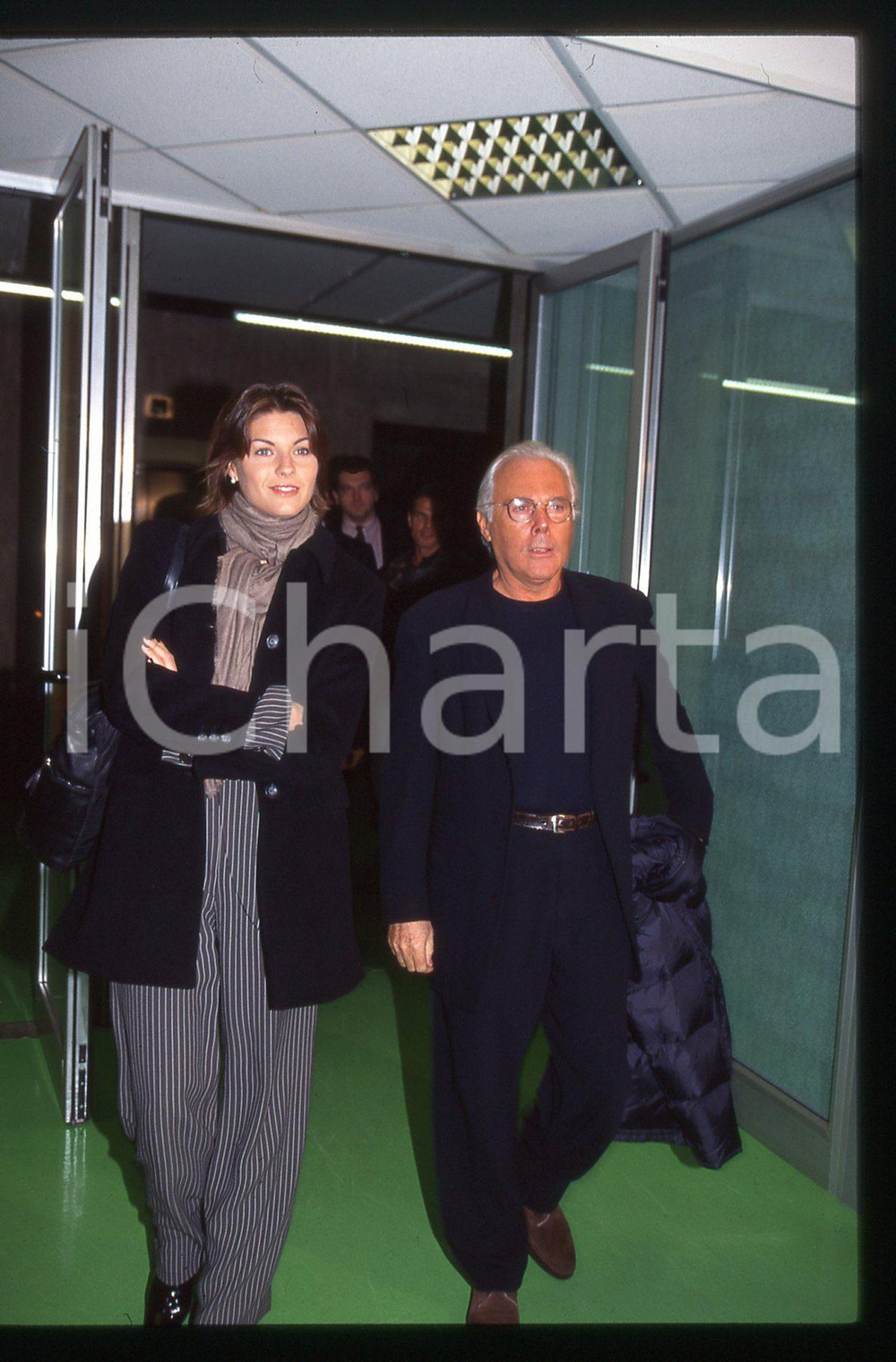 Giorgio ARMANI e Martina COLOMBARI MODA 1995 ca * 35 mm vintage slide  Diapositiva d'epoca, in formato 35 mm.CONDIZIONI: GOODE' severamente vietata la riproduzione. Tutti i diritti sono riservati.ICharta mette in vendita, sul negozio eBay e in esclusiva sul sito "icharta" il proprio archivio composto da numerose diapositive e negativi fotografici d'epoca, tutti originali e autentici, che attraversano la storia del costume italiano tra gli la fine degli anni Sessanta e Novanta.Si tratta di uno sguardo inedito sull'attualità, la politica, la vita quotidiana, il gossip e la cultura, che fotografa il cambiamento della nazione in quest'ultimo scorcio del XX secolo. Un'occasione unica per il mercato del collezionismo, che vede finalmente disponibile un archivio eccezionale per vastità, tematiche e condizioni, in un settore (il negativo fotografico e la diapositiva) di assoluta novità e dalle interessanti prospettive di investimento.  GOOD/buono   originale e autentica 1