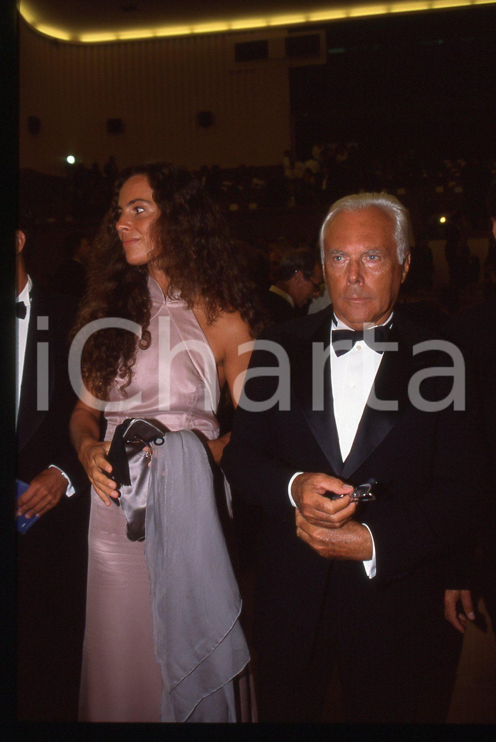 Giorgio e Roberta ARMANI - FESTIVAL CINEMA VENEZIA 1999 * 35 mm vintage slide 8  Diapositiva d'epoca, in formato 35 mm.CONDIZIONI: GOODE' severamente vietata la riproduzione. Tutti i diritti sono riservati.ICharta mette in vendita, sul negozio eBay e in esclusiva sul sito "icharta" il proprio archivio composto da numerose diapositive e negativi fotografici d'epoca, tutti originali e autentici, che attraversano la storia del costume italiano tra gli la fine degli anni Sessanta e Novanta.Si tratta di uno sguardo inedito sull'attualità, la politica, la vita quotidiana, il gossip e la cultura, che fotografa il cambiamento della nazione in quest'ultimo scorcio del XX secolo. Un'occasione unica per il mercato del collezionismo, che vede finalmente disponibile un archivio eccezionale per vastità, tematiche e condizioni, in un settore (il negativo fotografico e la diapositiva) di assoluta novità e dalle interessanti prospettive di investimento.  GOOD/buono   originale e autentica 1