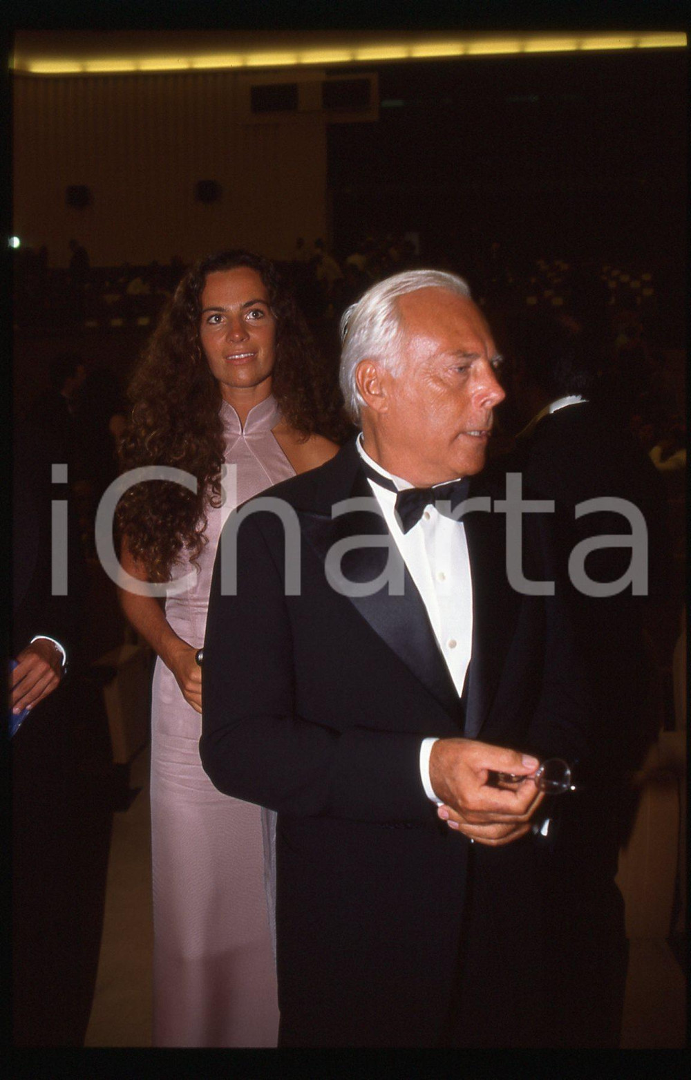 Giorgio e Roberta ARMANI - FESTIVAL CINEMA VENEZIA 1999 * 35 mm vintage slide 10  Diapositiva d'epoca, in formato 35 mm.CONDIZIONI: GOODE' severamente vietata la riproduzione. Tutti i diritti sono riservati.ICharta mette in vendita, sul negozio eBay e in esclusiva sul sito "icharta" il proprio archivio composto da numerose diapositive e negativi fotografici d'epoca, tutti originali e autentici, che attraversano la storia del costume italiano tra gli la fine degli anni Sessanta e Novanta.Si tratta di uno sguardo inedito sull'attualità, la politica, la vita quotidiana, il gossip e la cultura, che fotografa il cambiamento della nazione in quest'ultimo scorcio del XX secolo. Un'occasione unica per il mercato del collezionismo, che vede finalmente disponibile un archivio eccezionale per vastità, tematiche e condizioni, in un settore (il negativo fotografico e la diapositiva) di assoluta novità e dalle interessanti prospettive di investimento.  GOOD/buono   originale e autentica 1