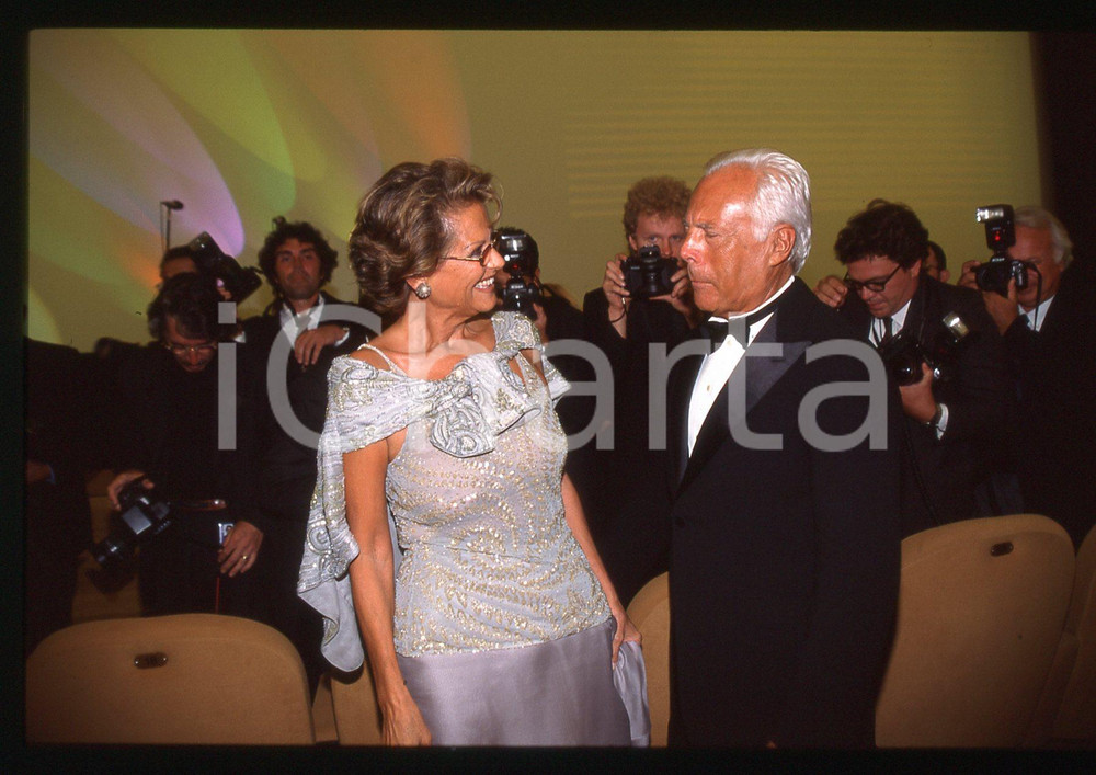 Giorgio ARMANI e Claudia CARDINALE FESTIVAL VENEZIA 1998 * 35 mm vintage slide  Diapositiva d'epoca, in formato 35 mm.CONDIZIONI: GOODE' severamente vietata la riproduzione. Tutti i diritti sono riservati.Nella diapositiva ICharta mette in vendita, sul negozio eBay e in esclusiva sul sito "icharta" il proprio archivio composto da numerose diapositive e negativi fotografici d'epoca, tutti originali e autentici, che attraversano la storia del costume italiano tra gli la fine degli anni Sessanta e Novanta.Si tratta di uno sguardo inedito sull'attualit&agrave;, la politica, la vita quotidiana, il gossip e la cultura, che fotografa il cambiamento della nazione in quest'ultimo scorcio del XX secolo. Un'occasione unica per il mercato del collezionismo, che vede finalmente disponibile un archivio eccezionale per vastit&agrave;, tematiche e condizioni, in un settore (il negativo fotografico e la diapositiva) di assoluta novit&agrave; e dalle interessanti prospettive di investimento.  GOOD/buono   originale e autentica 1