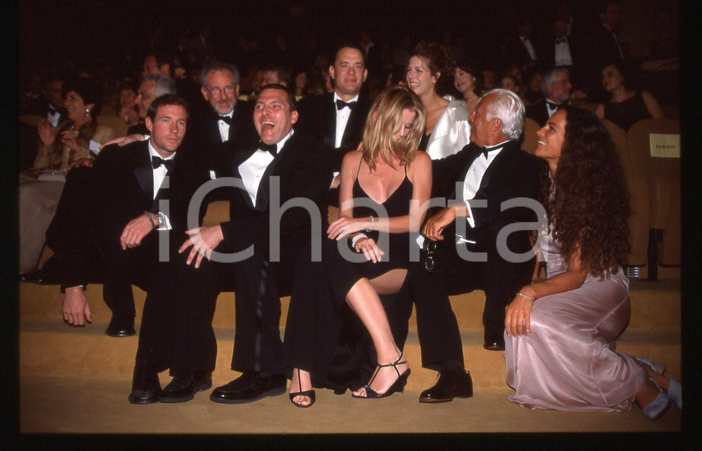 Giorgio ARMANI Tom HANKS Steven SPIELBERG VENEZIA 1998 35 mm vintage slide 2 Nella diapositiva sono inoltre presenti Ed Burns Tom Sizemore e Roberta Armani. Diapositiva d'epoca, in formato 35 mm.CONDIZIONI: GOODICharta mette in vendita, sul negozio eBay e in esclusiva sul sito "icharta" il proprio archivio composto da numerose diapositive e negativi fotografici d'epoca, tutti originali e autentici, che attraversano la storia del costume italiano tra gli la fine degli anni Sessanta e Novanta.Si tratta di uno sguardo inedito sull'attualità, la politica, la vita quotidiana, il gossip e la cultura, che fotografa il cambiamento della nazione in quest'ultimo scorcio del XX secolo. Un'occasione unica per il mercato del collezionismo, che vede finalmente disponibile un archivio eccezionale per vastità, tematiche e condizioni, in un settore (il negativo fotografico e la diapositiva) di assoluta novità e dalle interessanti prospettive di investimento.  GOOD/buono   originale e autentica 1