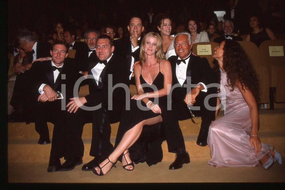 Giorgio ARMANI Tom HANKS Steven SPIELBERG VENEZIA 1998 35 mm vintage slide 3 Nella diapositiva sono inoltre presenti Ed Burns Tom Sizemore e Roberta Armani. Diapositiva d'epoca, in formato 35 mm.CONDIZIONI: GOODE' severamente vietata la riproduzione. Tutti i diritti sono riservati.ICharta mette in vendita, sul negozio eBay e in esclusiva sul sito "icharta" il proprio archivio composto da numerose diapositive e negativi fotografici d'epoca, tutti originali e autentici, che attraversano la storia del costume italiano tra gli la fine degli anni Sessanta e Novanta.Si tratta di uno sguardo inedito sull'attualità, la politica, la vita quotidiana, il gossip e la cultura, che fotografa il cambiamento della nazione in quest'ultimo scorcio del XX secolo. Un'occasione unica per il mercato del collezionismo, che vede finalmente disponibile un archivio eccezionale per vastità, tematiche e condizioni, in un settore (il negativo fotografico e la diapositiva) di assoluta novità e dalle interessanti prospettive di investimento.  GOOD/buono   originale e autentica 1