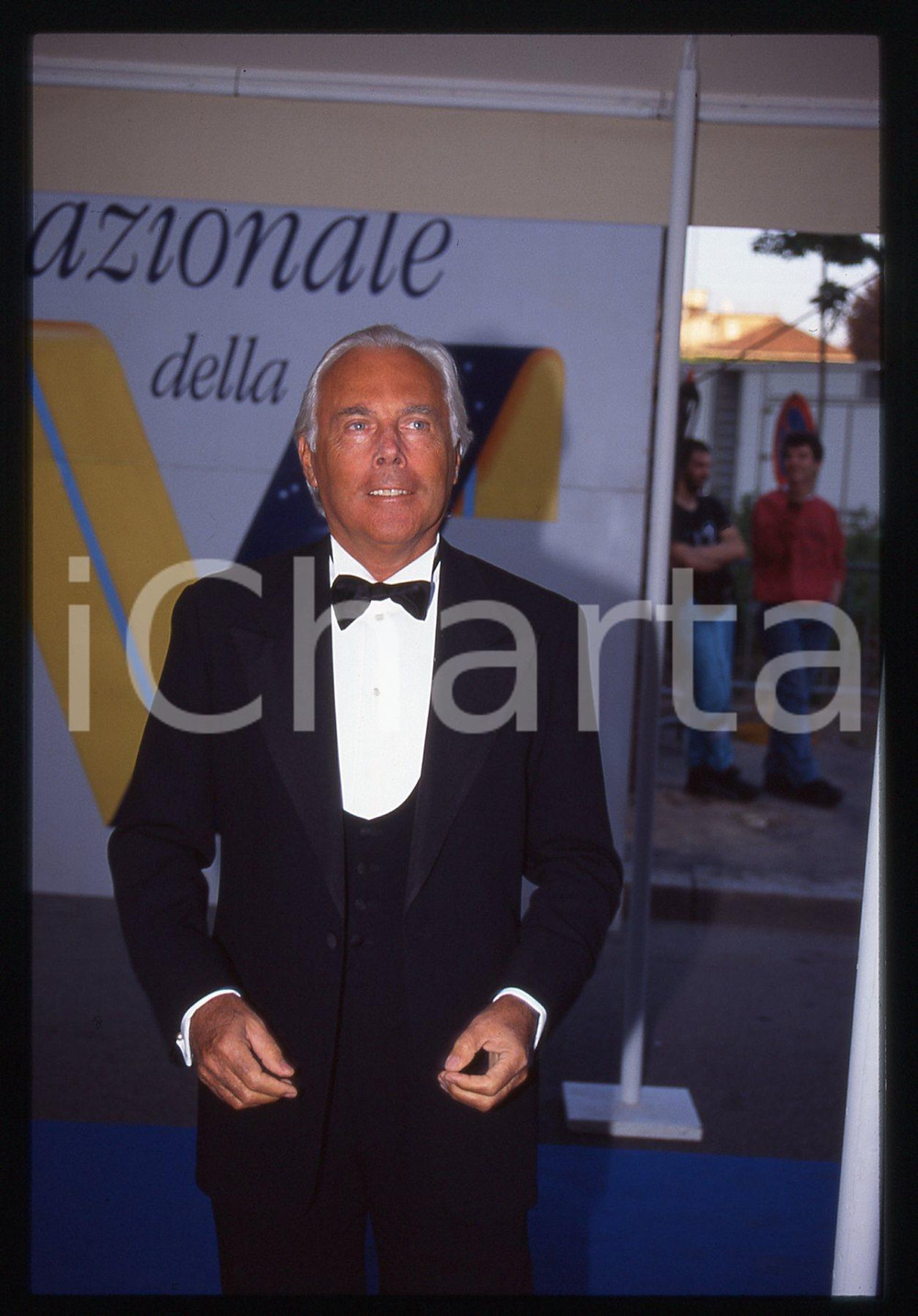 Giorgio ARMANI - Premio internazionale della TV 1995 ca * 35 mm vintage slide 35  Diapositiva d'epoca, in formato 35 mm.CONDIZIONI: GOODE' severamente vietata la riproduzione. Tutti i diritti sono riservati.ICharta mette in vendita, sul negozio eBay e in esclusiva sul sito "icharta" il proprio archivio composto da numerose diapositive e negativi fotografici d'epoca, tutti originali e autentici, che attraversano la storia del costume italiano tra gli la fine degli anni Sessanta e Novanta.Si tratta di uno sguardo inedito sull'attualità, la politica, la vita quotidiana, il gossip e la cultura, che fotografa il cambiamento della nazione in quest'ultimo scorcio del XX secolo. Un'occasione unica per il mercato del collezionismo, che vede finalmente disponibile un archivio eccezionale per vastità, tematiche e condizioni, in un settore (il negativo fotografico e la diapositiva) di assoluta novità e dalle interessanti prospettive di investimento.  GOOD/buono   originale e autentica 1