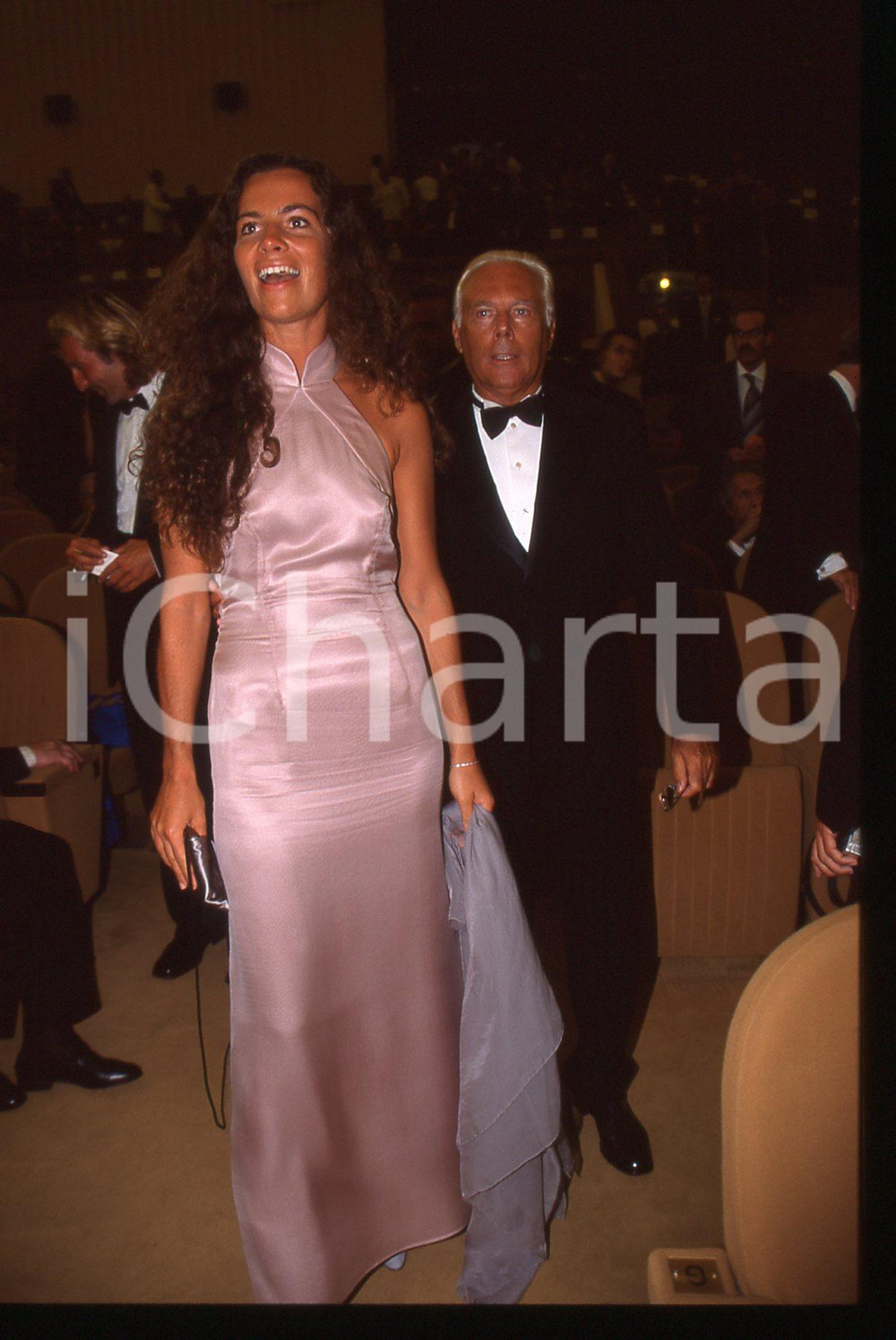 Giorgio e Roberta ARMANI - FESTIVAL CINEMA VENEZIA 1999 * 35 mm vintage slide 12  Diapositiva d'epoca, in formato 35 mm.CONDIZIONI: GOODE' severamente vietata la riproduzione. Tutti i diritti sono riservati.ICharta mette in vendita, sul negozio eBay e in esclusiva sul sito "icharta" il proprio archivio composto da numerose diapositive e negativi fotografici d'epoca, tutti originali e autentici, che attraversano la storia del costume italiano tra gli la fine degli anni Sessanta e Novanta.Si tratta di uno sguardo inedito sull'attualità, la politica, la vita quotidiana, il gossip e la cultura, che fotografa il cambiamento della nazione in quest'ultimo scorcio del XX secolo. Un'occasione unica per il mercato del collezionismo, che vede finalmente disponibile un archivio eccezionale per vastità, tematiche e condizioni, in un settore (il negativo fotografico e la diapositiva) di assoluta novità e dalle interessanti prospettive di investimento.  GOOD/buono   originale e autentica 1