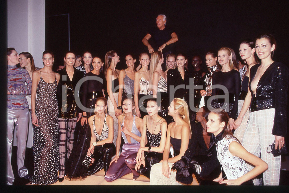Giorgio ARMANI - MODA Sfilata primavera-estate 1995 ca * 35 mm vintage slide 4  Diapositiva d'epoca, in formato 35 mm.CONDIZIONI: GOODE' severamente vietata la riproduzione. Tutti i diritti sono riservati.ICharta mette in vendita, sul negozio eBay e in esclusiva sul sito "icharta" il proprio archivio composto da numerose diapositive e negativi fotografici d'epoca, tutti originali e autentici, che attraversano la storia del costume italiano tra gli la fine degli anni Sessanta e Novanta.Si tratta di uno sguardo inedito sull'attualità, la politica, la vita quotidiana, il gossip e la cultura, che fotografa il cambiamento della nazione in quest'ultimo scorcio del XX secolo. Un'occasione unica per il mercato del collezionismo, che vede finalmente disponibile un archivio eccezionale per vastità, tematiche e condizioni, in un settore (il negativo fotografico e la diapositiva) di assoluta novità e dalle interessanti prospettive di investimento.  GOOD/buono   originale e autentica 1