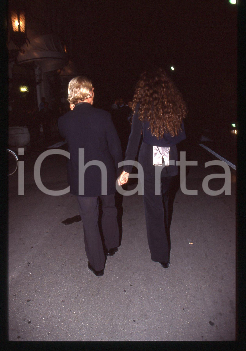 Roberta ARMANI - COSTUME 1995 ca * 35 mm vintage slide 2  Diapositiva d'epoca, in formato 35 mm.CONDIZIONI: GOODE' severamente vietata la riproduzione. Tutti i diritti sono riservati.ICharta mette in vendita, sul negozio eBay e in esclusiva sul sito "icharta" il proprio archivio composto da numerose diapositive e negativi fotografici d'epoca, tutti originali e autentici, che attraversano la storia del costume italiano tra gli la fine degli anni Sessanta e Novanta.Si tratta di uno sguardo inedito sull'attualità, la politica, la vita quotidiana, il gossip e la cultura, che fotografa il cambiamento della nazione in quest'ultimo scorcio del XX secolo. Un'occasione unica per il mercato del collezionismo, che vede finalmente disponibile un archivio eccezionale per vastità, tematiche e condizioni, in un settore (il negativo fotografico e la diapositiva) di assoluta novità e dalle interessanti prospettive di investimento.  GOOD/buono   originale e autentica 1