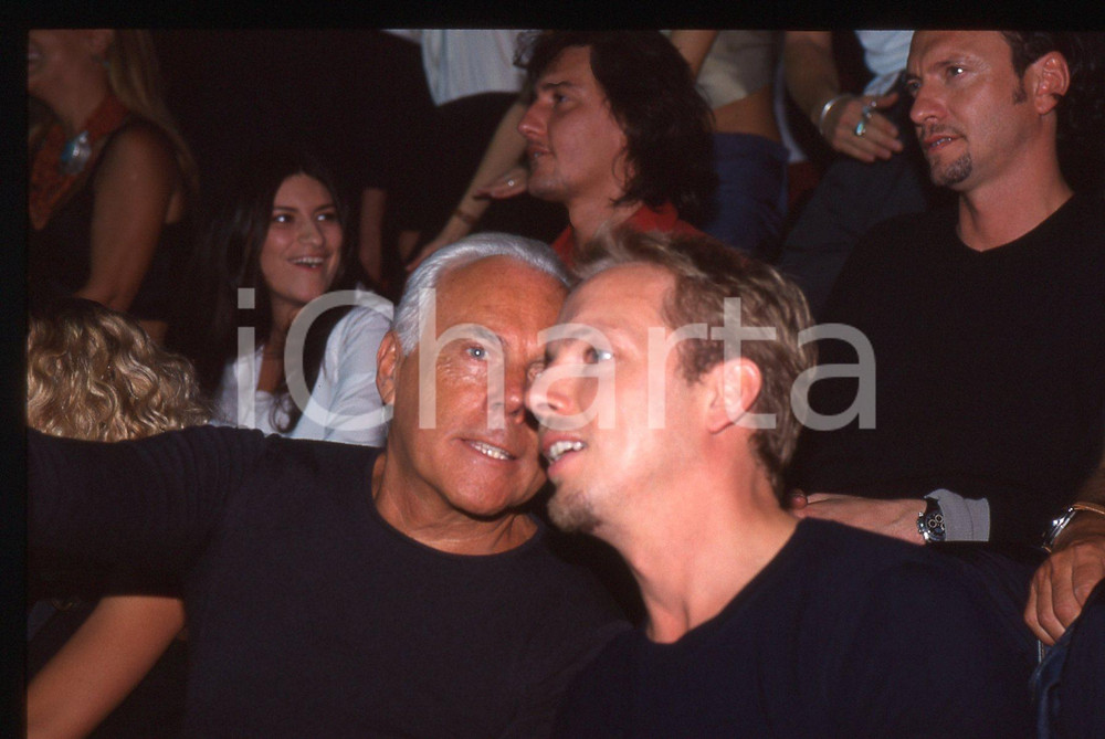 Giorgio ARMANI Laura PAUSINI e Biagio ANTONACCI 1995 ca * 35 mm vintage slide  Diapositiva d'epoca, in formato 35 mm.CONDIZIONI: GOODE' severamente vietata la riproduzione. Tutti i diritti sono riservati.ICharta mette in vendita, sul negozio eBay e in esclusiva sul sito "icharta" il proprio archivio composto da numerose diapositive e negativi fotografici d'epoca, tutti originali e autentici, che attraversano la storia del costume italiano tra gli la fine degli anni Sessanta e Novanta.Si tratta di uno sguardo inedito sull'attualità, la politica, la vita quotidiana, il gossip e la cultura, che fotografa il cambiamento della nazione in quest'ultimo scorcio del XX secolo. Un'occasione unica per il mercato del collezionismo, che vede finalmente disponibile un archivio eccezionale per vastità, tematiche e condizioni, in un settore (il negativo fotografico e la diapositiva) di assoluta novità e dalle interessanti prospettive di investimento.  GOOD/buono   originale e autentica 1