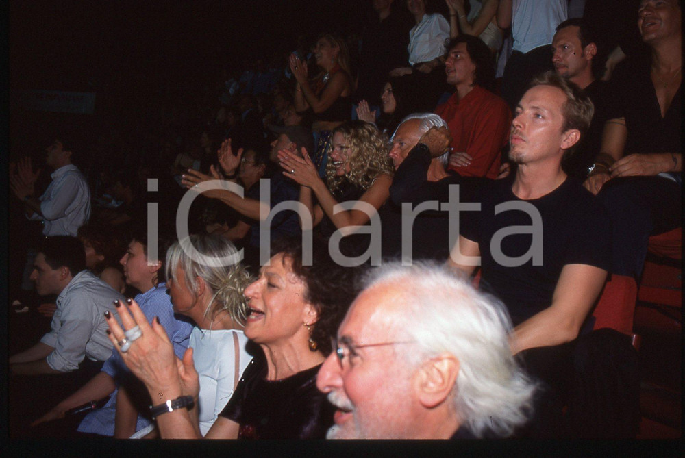 Giorgio ARMANI Laura PAUSINI e Michelle HUNZIKER 1995 ca * 35 mm vintage slide Nella diapositiva sono inoltre presenti Eros Ramazzotti e Biagio Antonacci. Diapositiva d'epoca, in formato 35 mm.CONDIZIONI: GOODE' severamente vietata la riproduzione. Tutti i diritti sono riservati.ICharta mette in vendita, sul negozio eBay e in esclusiva sul sito "icharta" il proprio archivio composto da numerose diapositive e negativi fotografici d'epoca, tutti originali e autentici, che attraversano la storia del costume italiano tra gli la fine degli anni Sessanta e Novanta.Si tratta di uno sguardo inedito sull'attualità, la politica, la vita quotidiana, il gossip e la cultura, che fotografa il cambiamento della nazione in quest'ultimo scorcio del XX secolo. Un'occasione unica per il mercato del collezionismo, che vede finalmente disponibile un archivio eccezionale per vastità, tematiche e condizioni, in un settore (il negativo fotografico e la diapositiva) di assoluta novità e dalle interessanti prospettive di investimento.  GOOD/buono   originale e autentica 1