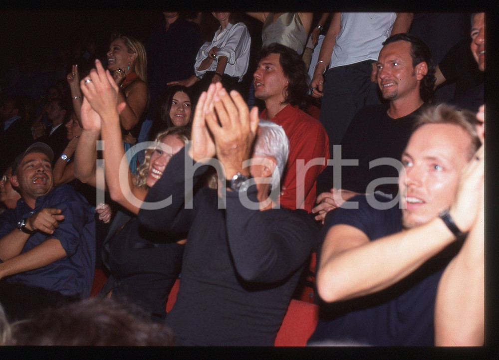 Giorgio ARMANI Laura PAUSINI e Michelle HUNZIKER 1995 ca * 35 mm vintage slide 2 Nella diapositiva sono inoltre presenti Eros Ramazzotti e Biagio Antonacci. Diapositiva d'epoca, in formato 35 mm.CONDIZIONI: GOODE' severamente vietata la riproduzione. Tutti i diritti sono riservati.ICharta mette in vendita, sul negozio eBay e in esclusiva sul sito "icharta" il proprio archivio composto da numerose diapositive e negativi fotografici d'epoca, tutti originali e autentici, che attraversano la storia del costume italiano tra gli la fine degli anni Sessanta e Novanta.Si tratta di uno sguardo inedito sull'attualità, la politica, la vita quotidiana, il gossip e la cultura, che fotografa il cambiamento della nazione in quest'ultimo scorcio del XX secolo. Un'occasione unica per il mercato del collezionismo, che vede finalmente disponibile un archivio eccezionale per vastità, tematiche e condizioni, in un settore (il negativo fotografico e la diapositiva) di assoluta novità e dalle interessanti prospettive di investimento.  GOOD/buono   originale e autentica 1