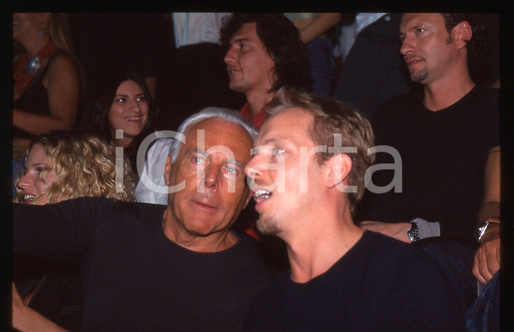 Giorgio ARMANI Laura PAUSINI e Michelle HUNZIKER 1995 ca * 35 mm vintage slide 3 Nella diapositiva è inoltre presente Biagio Antonacci. Diapositiva d'epoca, in formato 35 mm.CONDIZIONI: GOODE' severamente vietata la riproduzione. Tutti i diritti sono riservati.ICharta mette in vendita, sul negozio eBay e in esclusiva sul sito "icharta" il proprio archivio composto da numerose diapositive e negativi fotografici d'epoca, tutti originali e autentici, che attraversano la storia del costume italiano tra gli la fine degli anni Sessanta e Novanta.Si tratta di uno sguardo inedito sull'attualità, la politica, la vita quotidiana, il gossip e la cultura, che fotografa il cambiamento della nazione in quest'ultimo scorcio del XX secolo. Un'occasione unica per il mercato del collezionismo, che vede finalmente disponibile un archivio eccezionale per vastità, tematiche e condizioni, in un settore (il negativo fotografico e la diapositiva) di assoluta novità e dalle interessanti prospettive di investimento.  GOOD/buono   originale e autentica 1