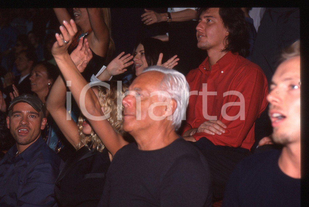 Giorgio ARMANI Eros RAMAZZOTTI e Laura PAUSINI 1995 ca * 35 mm vintage slide Nella diapositiva è inoltre presente Michelle Hunziker. Diapositiva d'epoca, in formato 35 mm.CONDIZIONI: GOODE' severamente vietata la riproduzione. Tutti i diritti sono riservati. ICharta mette in vendita, sul negozio eBay e in esclusiva sul sito "icharta" il proprio archivio composto da numerose diapositive e negativi fotografici d'epoca, tutti originali e autentici, che attraversano la storia del costume italiano tra gli la fine degli anni Sessanta e Novanta.Si tratta di uno sguardo inedito sull'attualità, la politica, la vita quotidiana, il gossip e la cultura, che fotografa il cambiamento della nazione in quest'ultimo scorcio del XX secolo. Un'occasione unica per il mercato del collezionismo, che vede finalmente disponibile un archivio eccezionale per vastità, tematiche e condizioni, in un settore (il negativo fotografico e la diapositiva) di assoluta novità e dalle interessanti prospettive di investimento.  GOOD/buono   originale e autentica 1